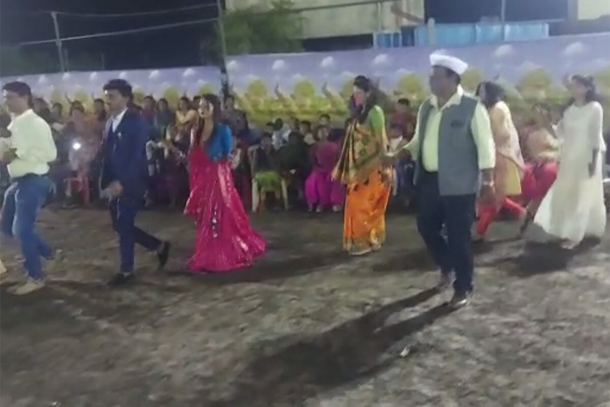 જિલ્લા કલેક્ટર, એસ.પી. અને નેતા સામે ફોજદારી કેસ કરો: આ મામલ પ્રતિક્રિયા આપતા ગુજરાત કૉંગ્રેસના મુખ્ય પ્રવક્તા ડૉક્ટર મનિષ દોશીએ જિલ્લા કલેક્ટર, એસ.પી. અને બીજેપી નેતા સામે ફોજદારી ગુનો દાખલ કરવાની માંગણી કરી છે. મનિષ દોષીએ જણાવ્યું હતું કે, "વિજય રૂપાણી સરકારમાં થોડા પણ શરમ હોય તો આ કેસમાં તેમના નેતા સામે કાર્યવાહી કરે. રાજ્ય સરકાર સબ-સલામતના દાવા કરે છે. સામાન્ય માણસને લગ્ન કરવા પોલીસની મજૂરી લેવી પડે છે અને સરકાર સાથે જોડાયેલા નેતા છ હજાર લોકોની ભીડ એકઠી કરે છે ત્યારે એપિડેમિક એક્ટ ક્યાં છે? આનાથી સાબિત થાય છે કે કાયદો ફક્ત સામાન્ય માણસ માટે જ છે. જિલ્લા કલેક્ટર, એસ.પી. અને નેતા સામે ફોજદારી કેસ કરો: આ મામલ પ્રતિક્રિયા આપતા ગુજરાત કૉંગ્રેસના મુખ્ય પ્રવક્તા ડૉક્ટર મનિષ દોશીએ જિલ્લા કલેક્ટર, એસ.પી. અને બીજેપી નેતા સામે ફોજદારી ગુનો દાખલ કરવાની માંગણી કરી છે. મનિષ દોષીએ જણાવ્યું હતું કે, "વિજય રૂપાણી સરકારમાં થોડા પણ શરમ હોય તો આ કેસમાં તેમના નેતા સામે કાર્યવાહી કરે. રાજ્ય સરકાર સબ-સલામતના દાવા કરે છે. સામાન્ય માણસને લગ્ન કરવા પોલીસની મજૂરી લેવી પડે છે અને સરકાર સાથે જોડાયેલા નેતા છ હજાર લોકોની ભીડ એકઠી કરે છે ત્યારે એપિડેમિક એક્ટ ક્યાં છે? આનાથી સાબિત થાય છે કે કાયદો ફક્ત સામાન્ય માણસ માટે જ છે.