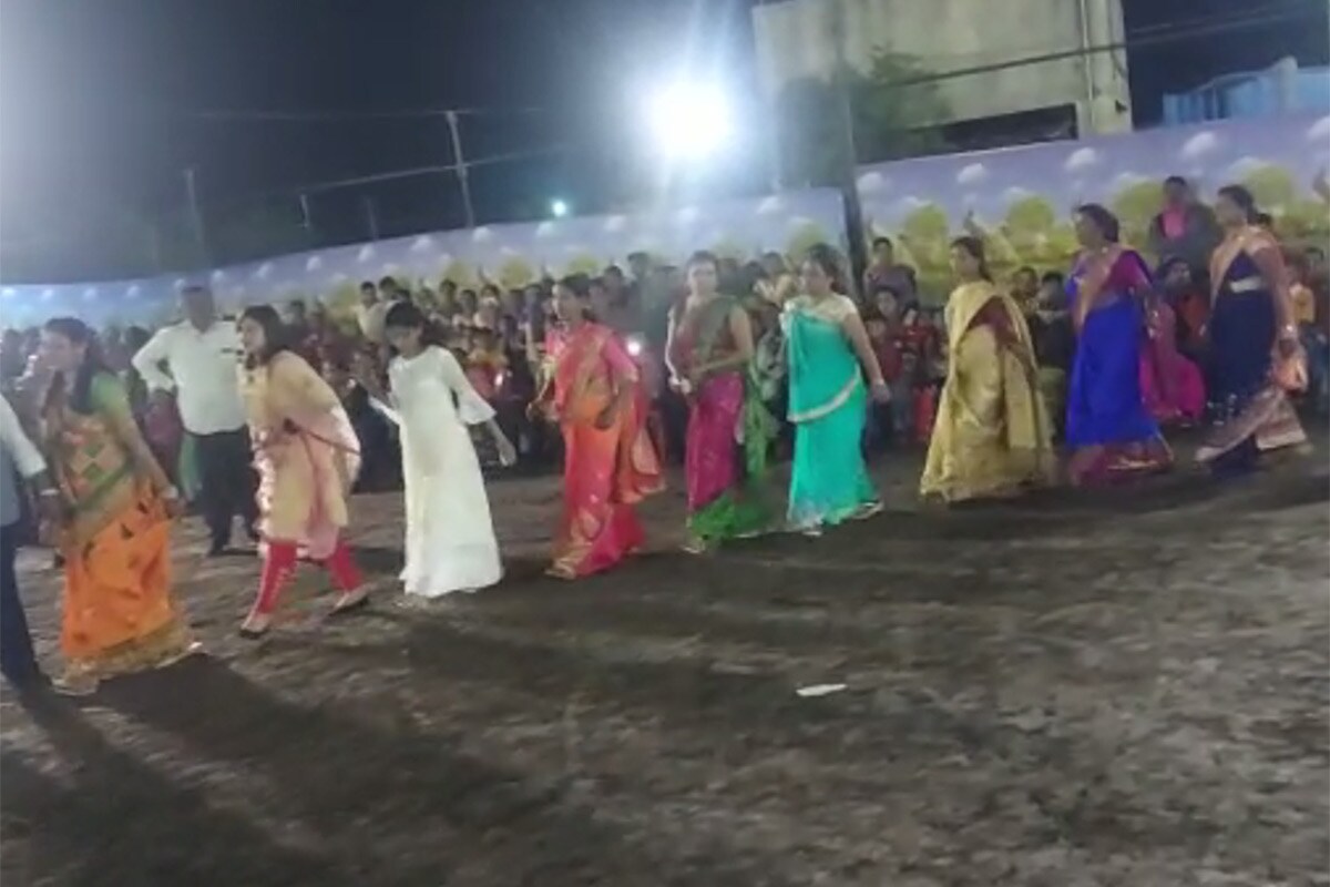 તપાસના આદેશ અપાયા: કોરોનાની માર્ગદર્શિકાનું સરેઆમ ઉલ્લંઘન થતું હોય તેવો બનાવ સામે આવ્યા બાદ સરકાર તરફથી આ મામલે તપાસના આદેશ આપી દેવામાં આવ્યા છે. જોકે, આ અંગે કોણ અને શું તપાસ થશે તે જોવાનું રહ્યું. ખરેખર તો આ કેસમાં રાજ્ય સરકારે કડક કાર્યવાહી કરીને દાખલો બેસાડવો જોઈએ. તપાસના આદેશ અપાયા: કોરોનાની માર્ગદર્શિકાનું સરેઆમ ઉલ્લંઘન થતું હોય તેવો બનાવ સામે આવ્યા બાદ સરકાર તરફથી આ મામલે તપાસના આદેશ આપી દેવામાં આવ્યા છે. જોકે, આ અંગે કોણ અને શું તપાસ થશે તે જોવાનું રહ્યું. ખરેખર તો આ કેસમાં રાજ્ય સરકારે કડક કાર્યવાહી કરીને દાખલો બેસાડવો જોઈએ.