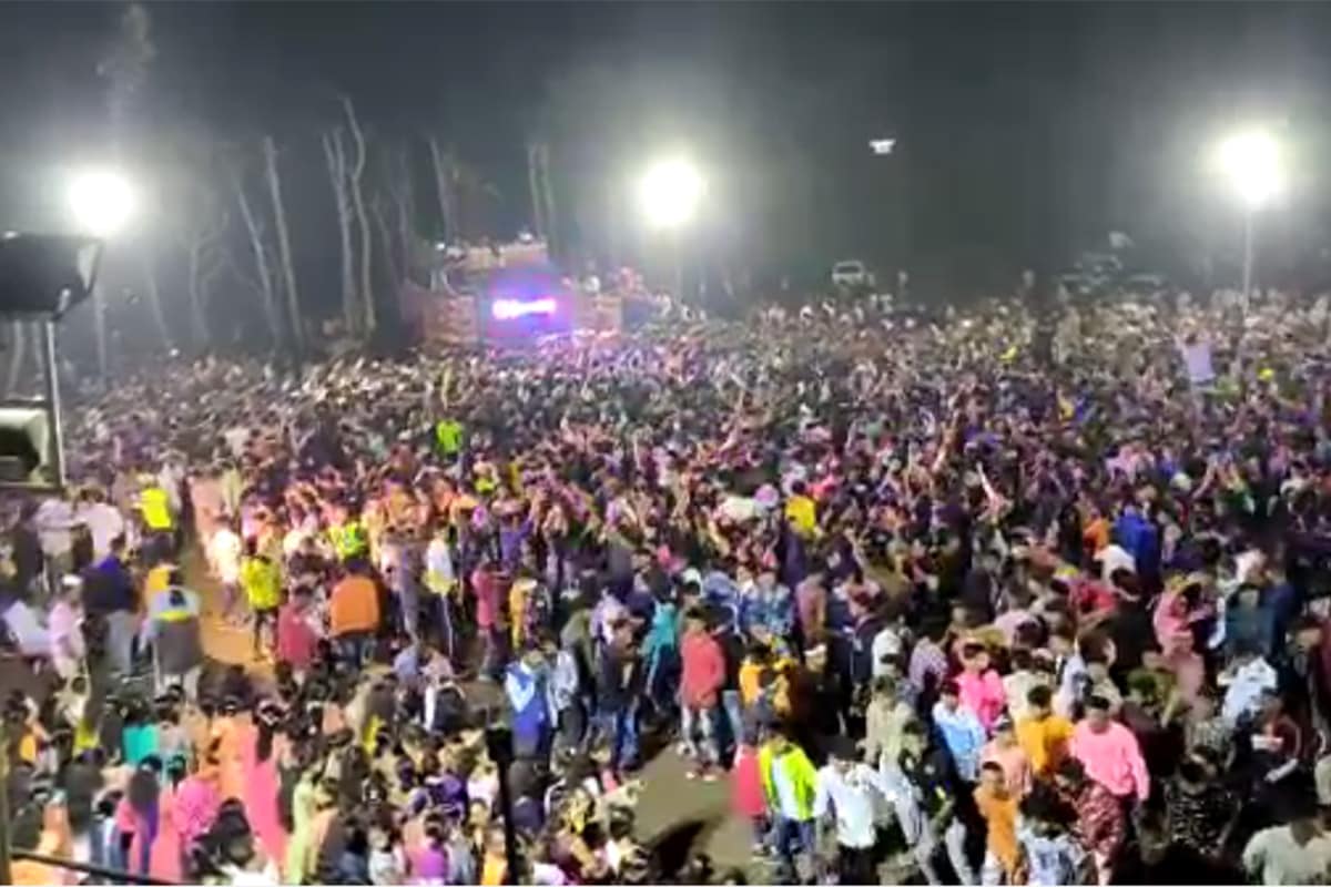 કિર્તેશ પટેલ, સુરત: લગ્ન પ્રસંગ (Marriage Function)માં ફક્ત 100 લોકો જ હાજર રહી શકે તેવો નિયમ શું ફક્ત સામાન્ય લોકો માટે જ છે? શું નેતાઓને કોઈ નિયમો નથી લાગતા? નેતાઓ અને મોટી હસ્તીઓ જ્યારે કોરોના માટે કેન્દ્ર સરકારે જાહેર કરેલી માર્ગદર્શિકા (Corona Guidelines)નો ભંગ કરે છે ત્યારે પોલીસ કેમ આંખ આડા કાન કરી લે છે? વારેવારે મીડિયામાં નિવેદનો આપતા નેતાઓની પણ કેમ બોલતી બંધ થઈ જાય છે? તમે જે તસવીર જોઈ રહ્યા છો તે ભાજપ નેતા કાંતિ ગામિત (Kanti Gamit)ના પૌત્રીના સગાઇ પ્રસંગની છે. આ મામલે એક સામાજિક કાર્યકરે મીડિયાનું ધ્યાન દોર્યું હતું. જે બાદમાં મીડિયાએ કાન આમળતા સરકારે તપાસના આદેશ આપ્યા છે. જોકે, સરકાર હંમેશા ફક્ત તપાસના આદેશ જ આપે છે, ક્યારેય પગલાં લેવાયા હોવાનું ધ્યાનમાં નથી આવતું. આ મામલે પ્રતિક્રિયા આપતા કાંતિ ગામિતે કહ્યું કે, અમે કોઈને આમંત્રણ આપ્યું ન હતું. લોકો જાતે જ આવ્યા હતા! કિર્તેશ પટેલ, સુરત: લગ્ન પ્રસંગ (Marriage Function)માં ફક્ત 100 લોકો જ હાજર રહી શકે તેવો નિયમ શું ફક્ત સામાન્ય લોકો માટે જ છે? શું નેતાઓને કોઈ નિયમો નથી લાગતા? નેતાઓ અને મોટી હસ્તીઓ જ્યારે કોરોના માટે કેન્દ્ર સરકારે જાહેર કરેલી માર્ગદર્શિકા (Corona Guidelines)નો ભંગ કરે છે ત્યારે પોલીસ કેમ આંખ આડા કાન કરી લે છે? વારેવારે મીડિયામાં નિવેદનો આપતા નેતાઓની પણ કેમ બોલતી બંધ થઈ જાય છે? તમે જે તસવીર જોઈ રહ્યા છો તે ભાજપ નેતા કાંતિ ગામિત (Kanti Gamit)ના પૌત્રીના સગાઇ પ્રસંગની છે. આ મામલે એક સામાજિક કાર્યકરે મીડિયાનું ધ્યાન દોર્યું હતું. જે બાદમાં મીડિયાએ કાન આમળતા સરકારે તપાસના આદેશ આપ્યા છે. જોકે, સરકાર હંમેશા ફક્ત તપાસના આદેશ જ આપે છે, ક્યારેય પગલાં લેવાયા હોવાનું ધ્યાનમાં નથી આવતું. આ મામલે પ્રતિક્રિયા આપતા કાંતિ ગામિતે કહ્યું કે, અમે કોઈને આમંત્રણ આપ્યું ન હતું. લોકો જાતે જ આવ્યા હતા!