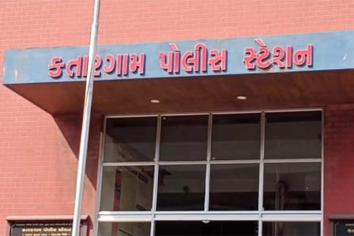 રૂપિયાની ઉઘરાણી કરતા નેહા પટેલે તમારાથી થાય તે કરી લો તમારૂ કામ . થશે નહીં અને રૂપીયા પણ પાછા મળશે નહીં તેવી ધમકી આપી હતી. 2016માં રામદેવસિંહે ગુણવંતભાઈના નામથી નવસારી કલેક્ટરને ઉદ્દેશીને અરજી કરી હતી. તેમાં ગુણવંતની સહી લીધી હતી. નવેમ્બર 2017માં નવસારી કલેક્ટરનો પત્ર આવ્યો હતો. તેમાં લખ્યું કે, નિયત નમુનામાં અરજી કરી નથી અને1 ટકા સર્વિસ ચાર્જની રકમ ભરપાઈ કરાઈ નથી. ત્યારે ગુણવંતભાઈને ખ્યાલ આવ્યો કે તેમની સાથે ઠગાઈ થઈ છે. જેથી બિલ્ડરે રામદેવસિંહ ઉમટ સામે ફરિયાદ નોંધાવતા પોલીસે ગુનો નોંધી આરોપીની ધરપકડ કરી અન્ય મહિલા આરોપની શોધખોળ હાથ ધરી છે. રૂપિયાની ઉઘરાણી કરતા નેહા પટેલે તમારાથી થાય તે કરી લો તમારૂ કામ . થશે નહીં અને રૂપીયા પણ પાછા મળશે નહીં તેવી ધમકી આપી હતી. 2016માં રામદેવસિંહે ગુણવંતભાઈના નામથી નવસારી કલેક્ટરને ઉદ્દેશીને અરજી કરી હતી. તેમાં ગુણવંતની સહી લીધી હતી. નવેમ્બર 2017માં નવસારી કલેક્ટરનો પત્ર આવ્યો હતો. તેમાં લખ્યું કે, નિયત નમુનામાં અરજી કરી નથી અને1 ટકા સર્વિસ ચાર્જની રકમ ભરપાઈ કરાઈ નથી. ત્યારે ગુણવંતભાઈને ખ્યાલ આવ્યો કે તેમની સાથે ઠગાઈ થઈ છે. જેથી બિલ્ડરે રામદેવસિંહ ઉમટ સામે ફરિયાદ નોંધાવતા પોલીસે ગુનો નોંધી આરોપીની ધરપકડ કરી અન્ય મહિલા આરોપની શોધખોળ હાથ ધરી છે.