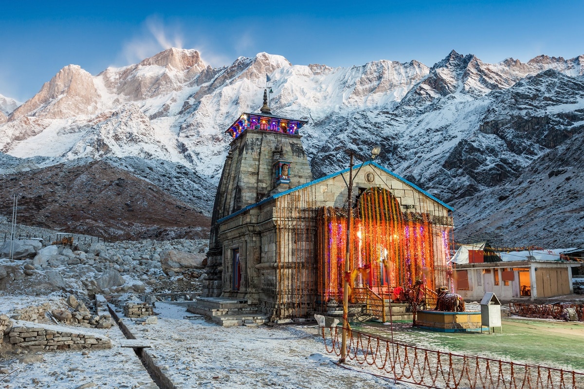 ધર્મભક્તિ ડેસ્ક: કેદારનાથ મંદિર (Kedarnath Temple) ઉત્તરાખંડ રાજ્યનાં રુદ્રપ્રયાગ જિલ્લામાં સ્થિત છે. કેદારનાથ ધામ અસંખ્કય ભક્તોની આસ્થાનું પ્રતીક માનવામાં આવે છે. પુરાણો અનુસાર ભગવાન શિવ ધરતીનાં કલ્યાણ હેતુ 12 સ્થાનો પર પ્રક્ટ થયા હતાં. તેમણે જ 12 જ્યોતિર્લિંગનાં રૂપમાં પૂજવામાં આવે છે. ભગવાન શિવનાં 12 જ્યોતિર્લિંગમાંથી એક કેદારનાથ પણ છે. સાથે જ તે પવિત્ર ચાર ધામો (Kedarnath Dham)માંથી એક છે. દર વર્ષે ભક્ત ભગવાન શિવનાં દર્શન માટે આ પવિત્ર સ્થળની યાત્રા માટે જાય છે. એવું માનવામાં આવે છે કે, ભગવાન શિવની કૃપા આ મંદિર અને અહીં દર્શન કરવા આવતા ભક્તો પર બની રહે છે. માન્યતા છે કે, આ પવિત્ર મંદિર મહાભારતનાં પાંડવો દ્વારા બનાવવામાં આવ્યું છે. બાદમાં 8મી શતાબ્દીમાં આદિ ગુરુ શંક્રાચાર્ય દ્વારા તેનું પુન: નિર્માણ કરવામાં આવ્યું હતું. ધર્મભક્તિ ડેસ્ક: કેદારનાથ મંદિર (Kedarnath Temple) ઉત્તરાખંડ રાજ્યનાં રુદ્રપ્રયાગ જિલ્લામાં સ્થિત છે. કેદારનાથ ધામ અસંખ્કય ભક્તોની આસ્થાનું પ્રતીક માનવામાં આવે છે. પુરાણો અનુસાર ભગવાન શિવ ધરતીનાં કલ્યાણ હેતુ 12 સ્થાનો પર પ્રક્ટ થયા હતાં. તેમણે જ 12 જ્યોતિર્લિંગનાં રૂપમાં પૂજવામાં આવે છે. ભગવાન શિવનાં 12 જ્યોતિર્લિંગમાંથી એક કેદારનાથ પણ છે. સાથે જ તે પવિત્ર ચાર ધામો (Kedarnath Dham)માંથી એક છે. દર વર્ષે ભક્ત ભગવાન શિવનાં દર્શન માટે આ પવિત્ર સ્થળની યાત્રા માટે જાય છે. એવું માનવામાં આવે છે કે, ભગવાન શિવની કૃપા આ મંદિર અને અહીં દર્શન કરવા આવતા ભક્તો પર બની રહે છે. માન્યતા છે કે, આ પવિત્ર મંદિર મહાભારતનાં પાંડવો દ્વારા બનાવવામાં આવ્યું છે. બાદમાં 8મી શતાબ્દીમાં આદિ ગુરુ શંક્રાચાર્ય દ્વારા તેનું પુન: નિર્માણ કરવામાં આવ્યું હતું.