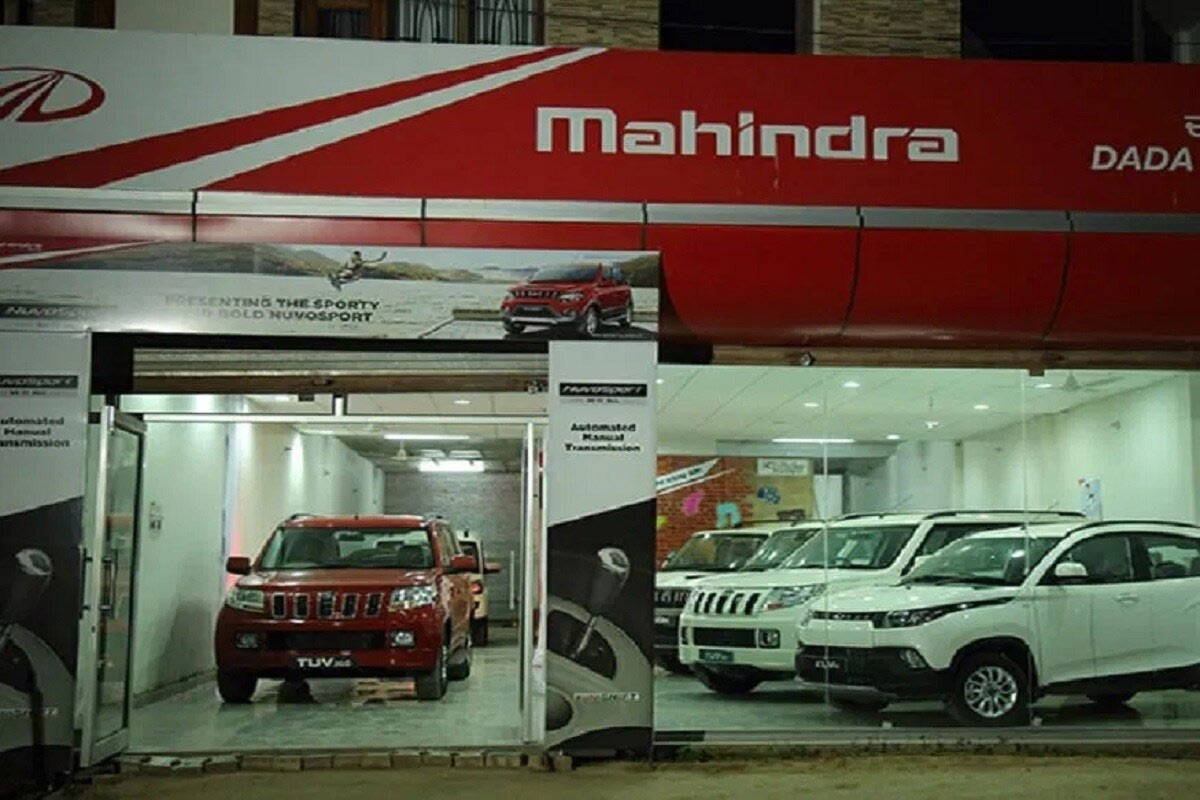 વર્ષ ખતમ થતાં પહેલા Mahindra & Mahindraએ પોતાના અનેક મોડલ્સ પર યર એન્ડ બેનિફિટ્સની જાહેરાત કરી છે. જોકે, તેમાં હાલમાં લૉન્ચ થયેલા SUV મોડલ્સ સામેલ નથી. BS6 ઉત્સર્જન માપદંડવાળી મહિન્દ્રાના આ વાહનો પર 3.06 લાખ રૂપિયા સુધીનો લાભ મળી રહ્યો છે. આ કંપની પોતાના ગ્રાહકોને અનેક મોડલ્સ પર રોકડ ડિસ્કાઉન્ટ, એક્સચેન્જ બોનસ, કોર્પોરેટ ડિસ્કાઉન્ટ સહિત અનેક વધારાની ઓફર્સ રજૂ કરી રહી છે. જો તમે પણ મહિન્દ્રાની આ કારોને ખરીદવા માંગો છો તો તમે 31 ડિસેમ્બર 2020 સુધી આ ઓફર્સનો લાભ ઉઠાવી શકો છો. આ ઓફર્સ તથા કારોની કિંમત શહેરોના આધારે અલગ-અલગ હોઈ શકે છે. વર્ષ ખતમ થતાં પહેલા Mahindra & Mahindraએ પોતાના અનેક મોડલ્સ પર યર એન્ડ બેનિફિટ્સની જાહેરાત કરી છે. જોકે, તેમાં હાલમાં લૉન્ચ થયેલા SUV મોડલ્સ સામેલ નથી. BS6 ઉત્સર્જન માપદંડવાળી મહિન્દ્રાના આ વાહનો પર 3.06 લાખ રૂપિયા સુધીનો લાભ મળી રહ્યો છે. આ કંપની પોતાના ગ્રાહકોને અનેક મોડલ્સ પર રોકડ ડિસ્કાઉન્ટ, એક્સચેન્જ બોનસ, કોર્પોરેટ ડિસ્કાઉન્ટ સહિત અનેક વધારાની ઓફર્સ રજૂ કરી રહી છે. જો તમે પણ મહિન્દ્રાની આ કારોને ખરીદવા માંગો છો તો તમે 31 ડિસેમ્બર 2020 સુધી આ ઓફર્સનો લાભ ઉઠાવી શકો છો. આ ઓફર્સ તથા કારોની કિંમત શહેરોના આધારે અલગ-અલગ હોઈ શકે છે.