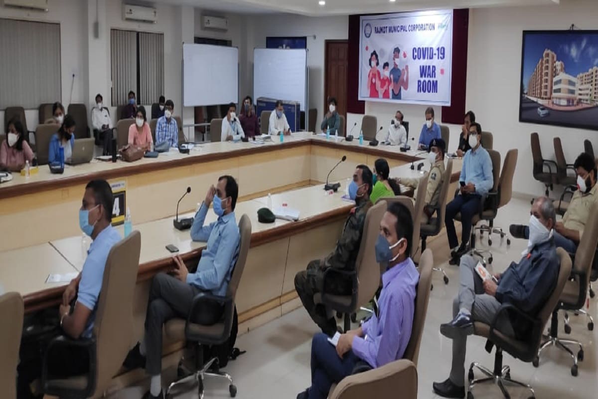 ઇલેક્શન બુથ વાઈઝ યાદી તૈયાર કરી એક ડેટા બેંક તૈયાર કરવામાં આવશે. રાજકોટ મહાનગરપાલિકા દ્વારા થનાર આ સર્વે દરમ્યાન સંબંધિત નાગરિકોએ આધાર કાર્ડ સિવાયના ફોટો ઓળખપત્ર જેવા કે ચૂંટણી કાર્ડ, પાન કાર્ડ, પાસપોર્ટ, ડ્રાઈવિંગ લાયસન્સ, બેંકની ફોટાવાળી પાસબુક, સેન્ટ્રલ, સ્ટેટ, સેક્ટર યુનિટના સર્વિસ આઈડી કાર્ડ ફોટા સાથે, હેલ્થ ઈન્સ્યુરન્સ સ્માર્ટ કાર્ડ, ફોટા સાથેનું પેન્શન ડોક્યુમેન્ટ સહીતના સરકારએ માન્ય કરેલ ફોટો ઓળખપત્ર પૈકી કોઈપણ એક ઓળખપત્ર બતાવવાનું રહેશે. ઇલેક્શન બુથ વાઈઝ યાદી તૈયાર કરી એક ડેટા બેંક તૈયાર કરવામાં આવશે. રાજકોટ મહાનગરપાલિકા દ્વારા થનાર આ સર્વે દરમ્યાન સંબંધિત નાગરિકોએ આધાર કાર્ડ સિવાયના ફોટો ઓળખપત્ર જેવા કે ચૂંટણી કાર્ડ, પાન કાર્ડ, પાસપોર્ટ, ડ્રાઈવિંગ લાયસન્સ, બેંકની ફોટાવાળી પાસબુક, સેન્ટ્રલ, સ્ટેટ, સેક્ટર યુનિટના સર્વિસ આઈડી કાર્ડ ફોટા સાથે, હેલ્થ ઈન્સ્યુરન્સ સ્માર્ટ કાર્ડ, ફોટા સાથેનું પેન્શન ડોક્યુમેન્ટ સહીતના સરકારએ માન્ય કરેલ ફોટો ઓળખપત્ર પૈકી કોઈપણ એક ઓળખપત્ર બતાવવાનું રહેશે.
