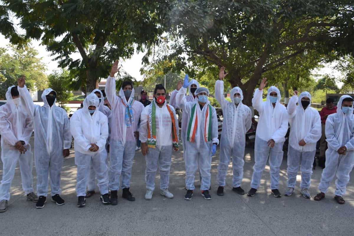 NSUIની રજૂઆત બાદ સૌરાષ્ટ્ર યુનિવર્સિટીના કુલપતિ નીતિન પેથાણીએ ન્યૂઝ 18 ગુજરાતી સાથેની વાતચીતમાં જણાવ્યું હતું કે, કોઈ પણ કાળે 10મી ડિસેમ્બરથી શરૂ થનારી પરીક્ષા મોકૂફ રાખવામાં નહીં આવે. 10ની તારીખથી શરૂ થનાર પરીક્ષા 15 હજારથી વધુ પરીક્ષાર્થીઓ સોશિયલ ડિસ્ટન્સિગ સાથે આપશે. તેમજ તમામ પરીક્ષાર્થીઓને પરીક્ષા માટે વીમા કવચ પણ પૂરું પાડવામાં આવશે." NSUIની રજૂઆત બાદ સૌરાષ્ટ્ર યુનિવર્સિટીના કુલપતિ નીતિન પેથાણીએ ન્યૂઝ 18 ગુજરાતી સાથેની વાતચીતમાં જણાવ્યું હતું કે, કોઈ પણ કાળે 10મી ડિસેમ્બરથી શરૂ થનારી પરીક્ષા મોકૂફ રાખવામાં નહીં આવે. 10ની તારીખથી શરૂ થનાર પરીક્ષા 15 હજારથી વધુ પરીક્ષાર્થીઓ સોશિયલ ડિસ્ટન્સિગ સાથે આપશે. તેમજ તમામ પરીક્ષાર્થીઓને પરીક્ષા માટે વીમા કવચ પણ પૂરું પાડવામાં આવશે."