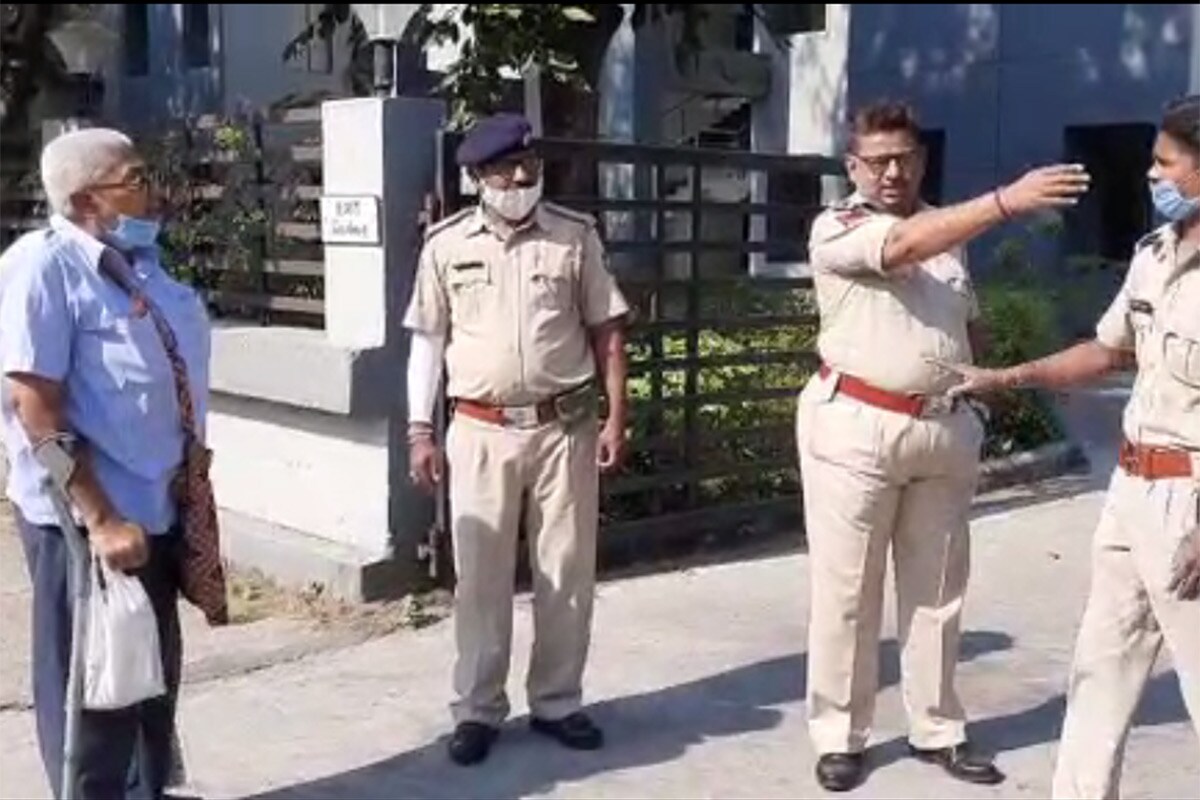 આવી જ એક ઘટના સુરત નજીક આવેલા નવસારી જિલ્લાના મુન્દ્રારા ગામના રહેવાસી ઈમ્તિયાઝ અહમદ શેખ સાથે બની છે. તેઓ દિવ્યાંગ છે. આજે તેઓ ન્યાયની માંગ સાથે સુરતમાં રેન્જ આઈજીની ઓફિસ બહાર ધરણા પર બેસી ગયા હતા. તેમની બાપદાદાની જનીન પર તેમના ગામના માથાભારે ઈસમોએ કબજો જમાવી લીધો છે. છેલ્લા કેટલાય વર્ષોથી આ બાબતે માથાભારે શખ્સો તેમને હેરાન કરે છે. આવી જ એક ઘટના સુરત નજીક આવેલા નવસારી જિલ્લાના મુન્દ્રારા ગામના રહેવાસી ઈમ્તિયાઝ અહમદ શેખ સાથે બની છે. તેઓ દિવ્યાંગ છે. આજે તેઓ ન્યાયની માંગ સાથે સુરતમાં રેન્જ આઈજીની ઓફિસ બહાર ધરણા પર બેસી ગયા હતા. તેમની બાપદાદાની જનીન પર તેમના ગામના માથાભારે ઈસમોએ કબજો જમાવી લીધો છે. છેલ્લા કેટલાય વર્ષોથી આ બાબતે માથાભારે શખ્સો તેમને હેરાન કરે છે.