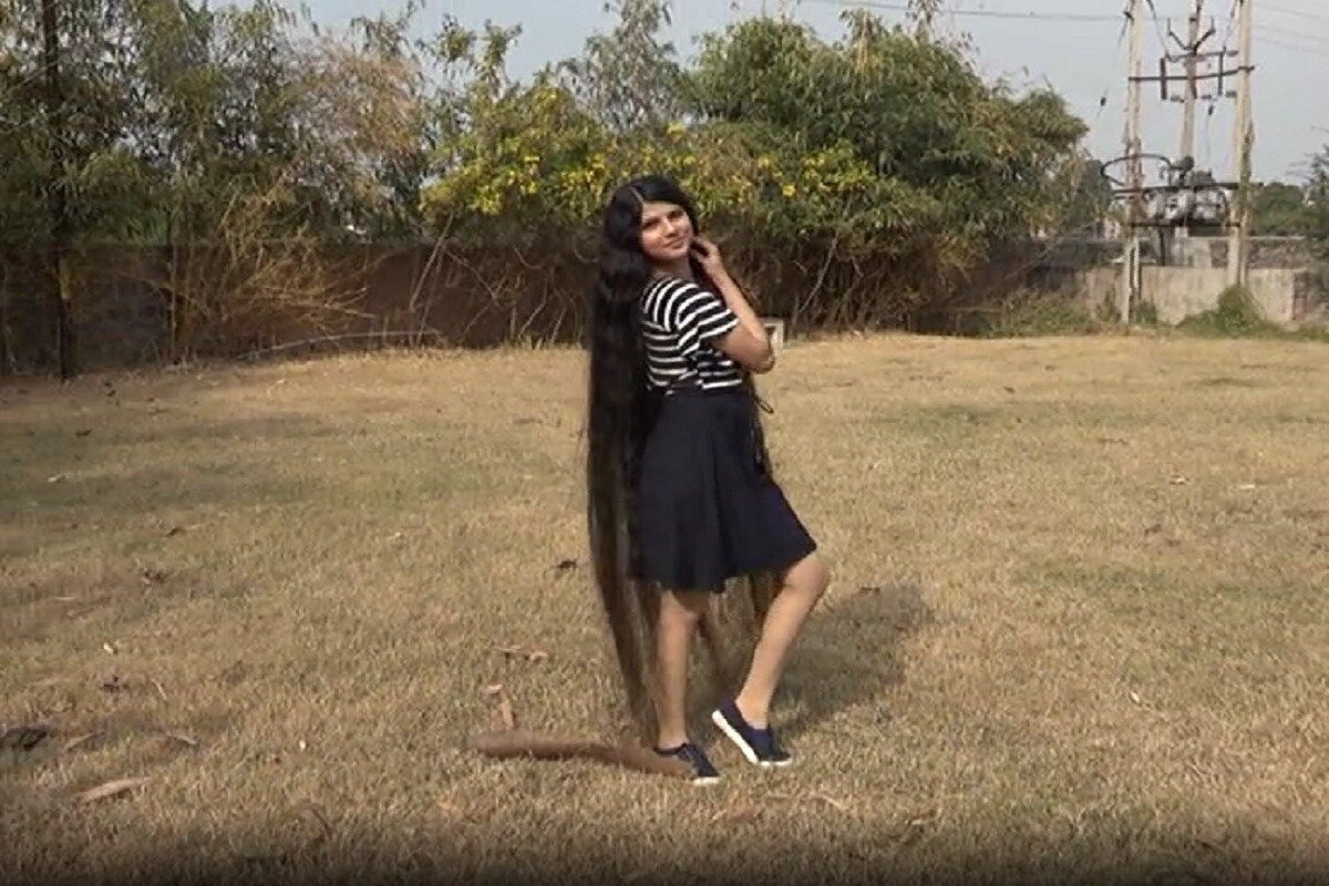 તો આ પહેલા નિલાંશીએ વર્ષ 2018માં તેના સૌથી લાંબા વાળ 170 સેન્ટિમિટર એટલે કે, પાંચ ફૂટ સાત ઇંચ સાથે વિશ્વની ટીનેજર કેટેગરીમાં સ્થાન મેળવી વિશ્વ વિક્રમ નોંધાવ્યો હતો. ત્યારબાદ હવે એક વર્ષ બાદ તેણે ફરીથી તેનો જ રેકોર્ડ તોડી વર્ષ 2019માં 190 સેન્ટિમિટર એટલે કે, છ ફૂટ આઠ ઇંચના લાંબા વાળનો ગિનિશ વર્લ્ડ રેકોર્ડ નોંધાવ્યો હતો. તો આ પહેલા નિલાંશીએ વર્ષ 2018માં તેના સૌથી લાંબા વાળ 170 સેન્ટિમિટર એટલે કે, પાંચ ફૂટ સાત ઇંચ સાથે વિશ્વની ટીનેજર કેટેગરીમાં સ્થાન મેળવી વિશ્વ વિક્રમ નોંધાવ્યો હતો. ત્યારબાદ હવે એક વર્ષ બાદ તેણે ફરીથી તેનો જ રેકોર્ડ તોડી વર્ષ 2019માં 190 સેન્ટિમિટર એટલે કે, છ ફૂટ આઠ ઇંચના લાંબા વાળનો ગિનિશ વર્લ્ડ રેકોર્ડ નોંધાવ્યો હતો.