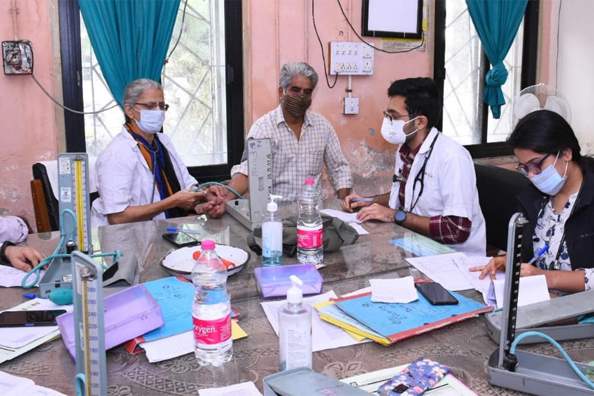 વિશ્વભરમાં વ્યાપેલી કોરોના મહામારીના કારણે ઘણા લોકોને હાલાકી ભોગવવી પડી છે. સમગ્ર વિશ્વમાં જ્યારે લોકો કોરોનાથી સંક્રમિત થઈ રહ્યા હતા ત્યારે પરિસ્થિતિને ધ્યાને લઇને મેડીકલ ક્ષેત્રે ઘણા પરિવર્તન હાથ ધરવામાં આવ્યા હતા. અમદાવાદ સિવિલ હોસ્પિટલમાં સમગ્ર દેશભરમાંથી મોટા પ્રમાણમાં દર્દીઓ સારવાર અર્થે આવતા હોય છે. દેશ પર એકાએક આવી પડેલી મહામારીને ધ્યાને લઇને સિવિલ હોસ્પિટલમાં કોરોના કાળમાં સાંજની ઓપીડી બંધ રાખવા નિર્ણય કરવામાં આવ્યો હતો. વિશ્વભરમાં વ્યાપેલી કોરોના મહામારીના કારણે ઘણા લોકોને હાલાકી ભોગવવી પડી છે. સમગ્ર વિશ્વમાં જ્યારે લોકો કોરોનાથી સંક્રમિત થઈ રહ્યા હતા ત્યારે પરિસ્થિતિને ધ્યાને લઇને મેડીકલ ક્ષેત્રે ઘણા પરિવર્તન હાથ ધરવામાં આવ્યા હતા. અમદાવાદ સિવિલ હોસ્પિટલમાં સમગ્ર દેશભરમાંથી મોટા પ્રમાણમાં દર્દીઓ સારવાર અર્થે આવતા હોય છે. દેશ પર એકાએક આવી પડેલી મહામારીને ધ્યાને લઇને સિવિલ હોસ્પિટલમાં કોરોના કાળમાં સાંજની ઓપીડી બંધ રાખવા નિર્ણય કરવામાં આવ્યો હતો.
