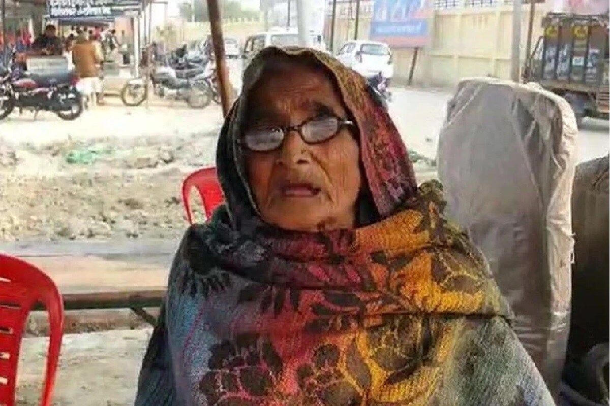 વૃદ્ધ મહિલાને ખૂબ સમજાવી પરંતુ તે પોતાની જીદ ઉપર અડી છે. તેમણે વકિલને બધી જમીન વડાપ્રધાન નરેન્દ્ર મોદીના નામ ઉપર કરવા રહ્યું હતું. ત્યારબાદ વકિલે તેમની પાસેથી માહિતી માંગી હતી. વૃદ્ધ મહિલાને ખૂબ સમજાવી પરંતુ તે પોતાની જીદ ઉપર અડી છે. તેમણે વકિલને બધી જમીન વડાપ્રધાન નરેન્દ્ર મોદીના નામ ઉપર કરવા રહ્યું હતું. ત્યારબાદ વકિલે તેમની પાસેથી માહિતી માંગી હતી.