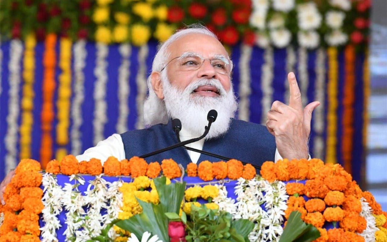 મયુર માકડિયા, ગાંધીનગર: ગુજરાતમાં આગામી ફેબ્રુઆરી મહિનામાં સ્થાનિક સ્વરાજની ચૂંટણી (Civic body polls)યોજવાની છે. 6 મહાનગરપાલિકા, 81 નગરપાલિકા, 31 જિલ્લા પંચાયત અને 231 તાલુકા પંચાયતની સામાન્ય ચૂંટણી યોજવા જઇ રહી છે. આ વચ્ચે સૂત્રો તરફથી એવા સમાચાર પ્રાપ્ત થઈ રહ્યા છે કે વડાપ્રધાન મોદી ડિસેમ્બર બાદ ફરી જાન્યુઆરી માસમાં ગુજરાત પ્રવાસ (PM Modi Gujarat Visit) આવી રહ્યા છે. વર્ષ 2015ની સ્થાનિક સ્વરાજની ચૂંટણી દરમિયાન રાજ્યમાં ચાલી રહેલા આંદોલનના પરિણામે ભારતીય જનતા પાર્ટીને માઠા પરિણામ ભોગવવા પડ્યા હતા. આ જ પરિણામોના કારણે રાજ્યના પ્રથમ મહિલા મુખ્યમંત્રી એવા આનંદીબેન પટેલ (Ex-CM Anandiben Patel)ને મુખ્યમંત્રી પદેથી રાજીનામું આપવું પડ્યું હતું. 2015ની સ્થાનિક સ્વરાજની ચૂંટણીમાં રકાસ બાદ વર્ષે 2017ની વિધાનસભાની ચૂંટણીઓમાં પણ છેલ્લા બે દશકાથી પ્રદેશમાં રાજ કરતી ભારતીય જનતા પાર્ટી 99 બેઠક પર આવીને અટકી ગઈ હતી. મયુર માકડિયા, ગાંધીનગર: ગુજરાતમાં આગામી ફેબ્રુઆરી મહિનામાં સ્થાનિક સ્વરાજની ચૂંટણી (Civic body polls)યોજવાની છે. 6 મહાનગરપાલિકા, 81 નગરપાલિકા, 31 જિલ્લા પંચાયત અને 231 તાલુકા પંચાયતની સામાન્ય ચૂંટણી યોજવા જઇ રહી છે. આ વચ્ચે સૂત્રો તરફથી એવા સમાચાર પ્રાપ્ત થઈ રહ્યા છે કે વડાપ્રધાન મોદી ડિસેમ્બર બાદ ફરી જાન્યુઆરી માસમાં ગુજરાત પ્રવાસ (PM Modi Gujarat Visit) આવી રહ્યા છે. વર્ષ 2015ની સ્થાનિક સ્વરાજની ચૂંટણી દરમિયાન રાજ્યમાં ચાલી રહેલા આંદોલનના પરિણામે ભારતીય જનતા પાર્ટીને માઠા પરિણામ ભોગવવા પડ્યા હતા. આ જ પરિણામોના કારણે રાજ્યના પ્રથમ મહિલા મુખ્યમંત્રી એવા આનંદીબેન પટેલ (Ex-CM Anandiben Patel)ને મુખ્યમંત્રી પદેથી રાજીનામું આપવું પડ્યું હતું. 2015ની સ્થાનિક સ્વરાજની ચૂંટણીમાં રકાસ બાદ વર્ષે 2017ની વિધાનસભાની ચૂંટણીઓમાં પણ છેલ્લા બે દશકાથી પ્રદેશમાં રાજ કરતી ભારતીય જનતા પાર્ટી 99 બેઠક પર આવીને અટકી ગઈ હતી.