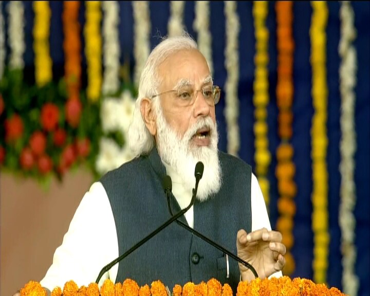 પીએમ મોદીએ જણાવ્યું પોતાના વિશાળ દરિયાકિનારોનો ઉપયોગ કરીને ગુજરાતે કચછના માંડવી ખાતે 100 એમ.એલ.ડી. ક્ષમતાના ડીસેલીનેશન પ્લાન્ટ દ્વારા સમુદ્રના ખારા પાણીને પીવાલાયક મીઠા પાણીમાં બદલવાની દિશામાં મહત્વપૂર્ણ પગલું ભર્યું છે જેનાથી કચ્છ જિલ્લાના માંડવી, મુન્દ્રા, નખત્રાણા, લખપત અને અબડાસાની ૪ લાખ જેટલી વસ્તીને લાભ થશે. આ ડીસેલીનેટેડ પાણી દ્વારા નર્મદાના પાણીની બચત થઇ શકશે, જેનો ઉપયોગ કચ્છ, રાપર, ભચાઉ, ગાંધીધામ, અંજાર અને ભુજ જેવા અન્ય તાલુકાઓમાં પાણીની સુરક્ષા વધારવા માટે થઇ શકશે, પીએમ મોદીએ જણાવ્યું પોતાના વિશાળ દરિયાકિનારોનો ઉપયોગ કરીને ગુજરાતે કચછના માંડવી ખાતે 100 એમ.એલ.ડી. ક્ષમતાના ડીસેલીનેશન પ્લાન્ટ દ્વારા સમુદ્રના ખારા પાણીને પીવાલાયક મીઠા પાણીમાં બદલવાની દિશામાં મહત્વપૂર્ણ પગલું ભર્યું છે જેનાથી કચ્છ જિલ્લાના માંડવી, મુન્દ્રા, નખત્રાણા, લખપત અને અબડાસાની ૪ લાખ જેટલી વસ્તીને લાભ થશે. આ ડીસેલીનેટેડ પાણી દ્વારા નર્મદાના પાણીની બચત થઇ શકશે, જેનો ઉપયોગ કચ્છ, રાપર, ભચાઉ, ગાંધીધામ, અંજાર અને ભુજ જેવા અન્ય તાલુકાઓમાં પાણીની સુરક્ષા વધારવા માટે થઇ શકશે,