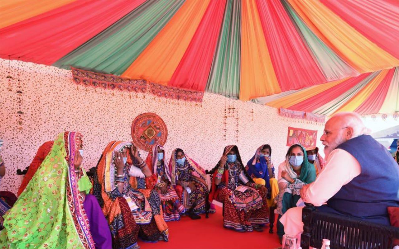 સરદાર ધામ દ્વારા આગામી જાન્યુઆરી માસના બીજા સપ્તાહનો સમય માંગવામાં આવ્યો છે. આ જ રીતે રાજકોટ શહેરને AIMS તો આપી દીધી છે પરંતુ તેનું ભૂમિપૂજન હજુ સુધી નથી થયું. આથી સ્થાનિક સ્વરાજની ચૂંટણી પહેલાં રાજકોટ AIIMSનું ભૂમિપૂજન કરવામાં આવશે. સરદાર ધામ દ્વારા આગામી જાન્યુઆરી માસના બીજા સપ્તાહનો સમય માંગવામાં આવ્યો છે. આ જ રીતે રાજકોટ શહેરને AIMS તો આપી દીધી છે પરંતુ તેનું ભૂમિપૂજન હજુ સુધી નથી થયું. આથી સ્થાનિક સ્વરાજની ચૂંટણી પહેલાં રાજકોટ AIIMSનું ભૂમિપૂજન કરવામાં આવશે.