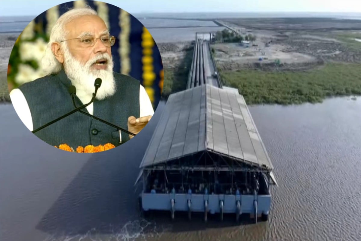 કચ્છના માંડવી ખાતે ખારા પાણીને મીઠું કરવા માટેના ડિસેલિનેશન પ્લાન્ટનું PM મોદીએ ભૂમિપૂજન કર્યુ હતું. દરિયાના ખારા પાણીને મીઠા જળમાં રૂપાંતરિત કરવામાં આવશે. આ પ્લાન્ટથી માંડવી-મુન્દ્રા તાલુકાના આઠ લાખ લોકોને લાભ મળશે. 1100 એમ.એલ.ડીની ક્ષમતા સાથેનો આ મહત્વનો પ્રકલ્પ એક સમયે સાઇડમાં મુકી દેવાયો હોય તેવું દેખાતુ હતું. પણ હવે PMની મુલાકાત સમયે આ પ્લાન્ટનું ભૂમિ પૂજન થતાં સ્થાનિક તંત્ર હરકતમાં આવ્યું છે. અને સંબંઘિત કચેરીના વડા સ્થળ પર સ્થિતિની સમીક્ષા કરી ઉચ્ચ કક્ષાએ રિપોટિંગ કરી રહ્યા છે. પ્લાન્ટ શરૂ થવાનો છે એ જગ્યાની આજુબાજુ ઝાડી કાપવાની સાથે ફેન્સિંગનું કામ ચાલું કરાયું હતું અને હવે અહીયાં ભૂમિ પૂજન થયું છે. કચ્છના માંડવી ખાતે ખારા પાણીને મીઠું કરવા માટેના ડિસેલિનેશન પ્લાન્ટનું PM મોદીએ ભૂમિપૂજન કર્યુ હતું. દરિયાના ખારા પાણીને મીઠા જળમાં રૂપાંતરિત કરવામાં આવશે. આ પ્લાન્ટથી માંડવી-મુન્દ્રા તાલુકાના આઠ લાખ લોકોને લાભ મળશે. 1100 એમ.એલ.ડીની ક્ષમતા સાથેનો આ મહત્વનો પ્રકલ્પ એક સમયે સાઇડમાં મુકી દેવાયો હોય તેવું દેખાતુ હતું. પણ હવે PMની મુલાકાત સમયે આ પ્લાન્ટનું ભૂમિ પૂજન થતાં સ્થાનિક તંત્ર હરકતમાં આવ્યું છે. અને સંબંઘિત કચેરીના વડા સ્થળ પર સ્થિતિની સમીક્ષા કરી ઉચ્ચ કક્ષાએ રિપોટિંગ કરી રહ્યા છે. પ્લાન્ટ શરૂ થવાનો છે એ જગ્યાની આજુબાજુ ઝાડી કાપવાની સાથે ફેન્સિંગનું કામ ચાલું કરાયું હતું અને હવે અહીયાં ભૂમિ પૂજન થયું છે.