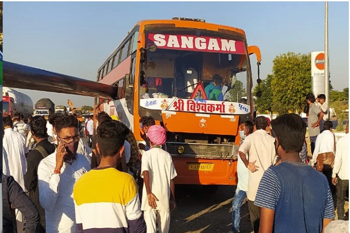 આ ઘટના પાલી જિલ્લામાં સુમેરપુર સાંડેરાવ પાસે નેશનલ હાઈવે 162 ઉપર બની હતી. જ્યાં મારવાડા જંક્શનથી પુણે જઈ રહેલી ખાનગી બસને આ અકસ્માત નડ્યો હતો. અહીં રસ્તાની બાજુમાં ગેસ કંપની ગેસની પાઈપલાઈન પાથરવાનું કામ લાંબા સમયથી કરી રહી હતી. આ ઘટના પાલી જિલ્લામાં સુમેરપુર સાંડેરાવ પાસે નેશનલ હાઈવે 162 ઉપર બની હતી. જ્યાં મારવાડા જંક્શનથી પુણે જઈ રહેલી ખાનગી બસને આ અકસ્માત નડ્યો હતો. અહીં રસ્તાની બાજુમાં ગેસ કંપની ગેસની પાઈપલાઈન પાથરવાનું કામ લાંબા સમયથી કરી રહી હતી.