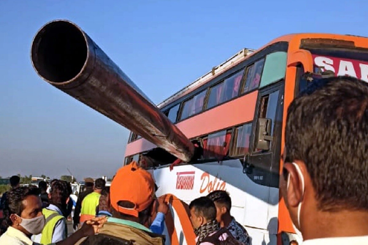 લોકો ગભરાઈને બૂમ બરાડા પાડવા લાગ્યા અને બસમાં અફરા તરફી મચી ગઈ હતી. રોડ ઉપર જઈ રહેલા લોકોએ ગાડીઓ રોકીને બસમાં ઘાયલોને બહાર કાઢ્યા હતા. એક મહિલાનું માથું કપાઈને ધડથી અલગ થઈ ગયું હતું. જેને શોધવા માટે ખૂબજ મહેનત કરવી પડી હતી. નૈના દેવી સાથે 4 મહિનાનું બાળક હતું જેના રડી રડીને હાલક ખરાબ થઈ હતી. લોકો ગભરાઈને બૂમ બરાડા પાડવા લાગ્યા અને બસમાં અફરા તરફી મચી ગઈ હતી. રોડ ઉપર જઈ રહેલા લોકોએ ગાડીઓ રોકીને બસમાં ઘાયલોને બહાર કાઢ્યા હતા. એક મહિલાનું માથું કપાઈને ધડથી અલગ થઈ ગયું હતું. જેને શોધવા માટે ખૂબજ મહેનત કરવી પડી હતી. નૈના દેવી સાથે 4 મહિનાનું બાળક હતું જેના રડી રડીને હાલક ખરાબ થઈ હતી.