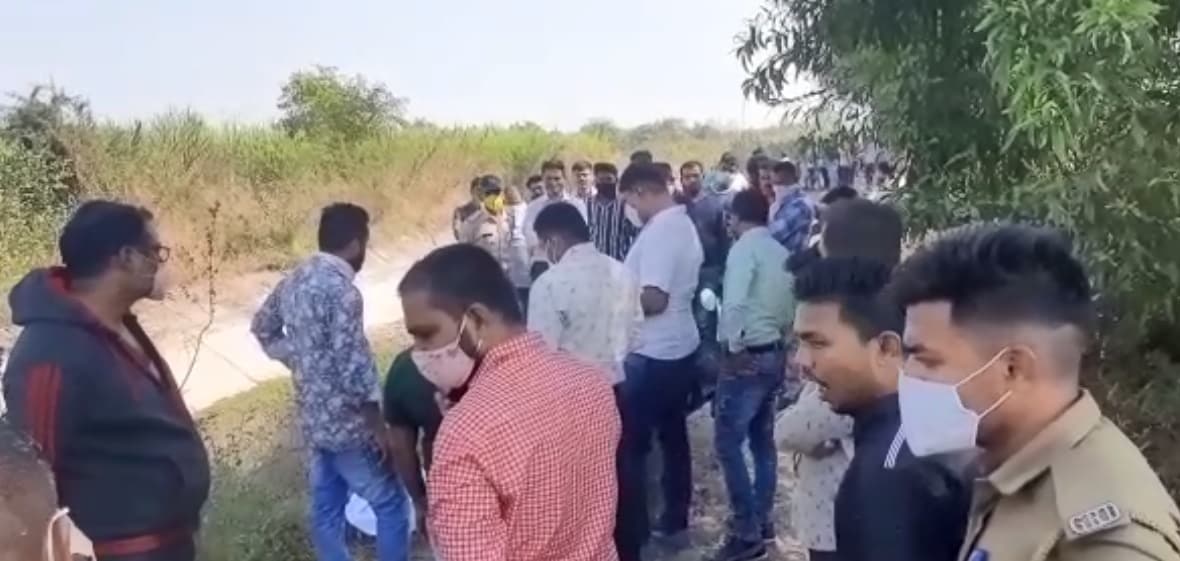 ઘટનાની જાણ કડોદરા પોલીસને થતા કડોદરા પોલીસ મથકના પોલીસ ઇન્સ્પેક્ટર સહિતનો કાફલો ઘટના સ્થલે પહોંચી ગયો હતો તેમજ ત્યારે પોલીસે ઘટનાની સમગ્ર તપાસ આદરતા યુવાનની ઓળખ થવા પામી હતી યુવાન પલસાણા તાલુકાના ચલથાણ ગામ ખાતે આવેલ લક્ષ્મીનગરનો રહેવાસી રણજિત રાજપુત હોવાનું બહાર આવ્યું હતું. ઘટનાની જાણ કડોદરા પોલીસને થતા કડોદરા પોલીસ મથકના પોલીસ ઇન્સ્પેક્ટર સહિતનો કાફલો ઘટના સ્થલે પહોંચી ગયો હતો તેમજ ત્યારે પોલીસે ઘટનાની સમગ્ર તપાસ આદરતા યુવાનની ઓળખ થવા પામી હતી યુવાન પલસાણા તાલુકાના ચલથાણ ગામ ખાતે આવેલ લક્ષ્મીનગરનો રહેવાસી રણજિત રાજપુત હોવાનું બહાર આવ્યું હતું.