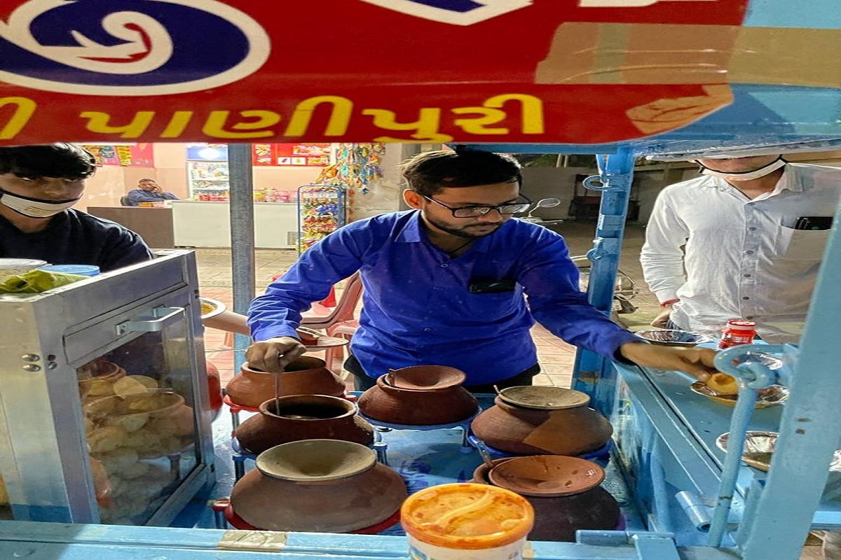 હરિન માત્રાવાડિયા, અંકિત પોપટ, રાજકોટ : રાજકોટ શહેરના કુવાડવા રોડ પર સ્ટાર ગેલેક્સી એજ્યુકેશન નામથી ટ્યૂશન ચલાવતા સંચાલક અને કોચિંગ ક્લાસિસ એસોસિએશનના સભ્ય જય કારીયાએ પોતાના ક્લાસિસ ચાલુ નહીં થતા પાણીપુરીની લારી શરૂ કરી છે. હરિન માત્રાવાડિયા, અંકિત પોપટ, રાજકોટ : રાજકોટ શહેરના કુવાડવા રોડ પર સ્ટાર ગેલેક્સી એજ્યુકેશન નામથી ટ્યૂશન ચલાવતા સંચાલક અને કોચિંગ ક્લાસિસ એસોસિએશનના સભ્ય જય કારીયાએ પોતાના ક્લાસિસ ચાલુ નહીં થતા પાણીપુરીની લારી શરૂ કરી છે.