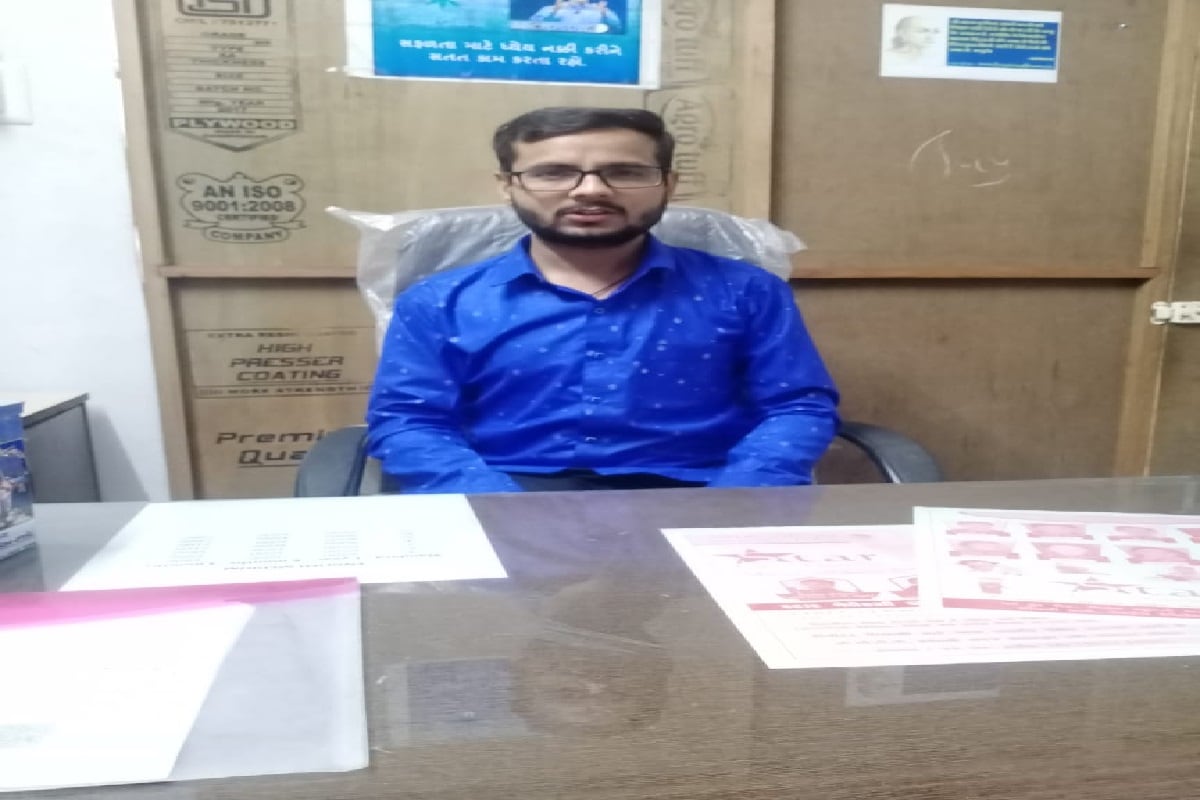 ટ્યૂશન સંચાલકે પોતાના ક્લાસિસની બરોબર સામે જ કોઈ શરમ રાખ્યા વગર પાણીપુરીની લારી શરૂ કરી દીધી છે. એટલું જ નહીં શરૂઆતમાં બજાર જેવી પાણીપુરી લોકોને આપવા માટે શું કરવું તે વિચારને લઈ યુટ્યુબનો સહારો લીધો હતો. તેમાં જોયા પછી પાણીપુરી બનાવવાનું શીખ્યું હતું. પાંચ પ્રકારના પાણી બનાવવા માટે અલગ અલગ ફ્લેવરના પાવડર ખરીદી કંઇ નવું આપવાનું શરૂ કર્યુ છે અને આગળ પણ લોકોને નવી વાનગી આપવા કોશિશ કરાશે. ટ્યૂશન સંચાલકે પોતાના ક્લાસિસની બરોબર સામે જ કોઈ શરમ રાખ્યા વગર પાણીપુરીની લારી શરૂ કરી દીધી છે. એટલું જ નહીં શરૂઆતમાં બજાર જેવી પાણીપુરી લોકોને આપવા માટે શું કરવું તે વિચારને લઈ યુટ્યુબનો સહારો લીધો હતો. તેમાં જોયા પછી પાણીપુરી બનાવવાનું શીખ્યું હતું. પાંચ પ્રકારના પાણી બનાવવા માટે અલગ અલગ ફ્લેવરના પાવડર ખરીદી કંઇ નવું આપવાનું શરૂ કર્યુ છે અને આગળ પણ લોકોને નવી વાનગી આપવા કોશિશ કરાશે.