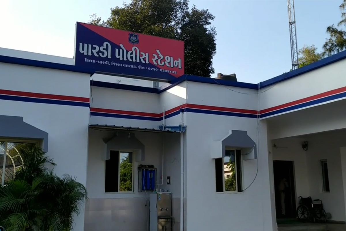 મહત્ત્વપૂર્ણ છે કે રાજ્યમાં છેલ્લા કેટલાક વર્ષોથી 31મી ડિસેમ્બર અને નવા વર્ષની ઉજવણી નિમિત્તે યોજાતી પાર્ટીઓમાં વિદેશી દારૂનું સેવન કરવાનું દૂષણ વધી રહ્યું છે. આ કારણે જ 31મી ડિસેમ્બર નજીક આવતા જ રાજ્યમાં વિદેશી દારૂની હેરાફેરી વધી જાય છે. રાજ્યમાં દર વર્ષે લાખો રૂપિયાનો વિદેશી દારૂની હેરાફેરી થાય છે. પોલીસ પણ દર વર્ષે લાખો રૂપિયાનો વિદેશી દારૂ ઝડપી પાડે છે. મહત્ત્વપૂર્ણ છે કે રાજ્યમાં છેલ્લા કેટલાક વર્ષોથી 31મી ડિસેમ્બર અને નવા વર્ષની ઉજવણી નિમિત્તે યોજાતી પાર્ટીઓમાં વિદેશી દારૂનું સેવન કરવાનું દૂષણ વધી રહ્યું છે. આ કારણે જ 31મી ડિસેમ્બર નજીક આવતા જ રાજ્યમાં વિદેશી દારૂની હેરાફેરી વધી જાય છે. રાજ્યમાં દર વર્ષે લાખો રૂપિયાનો વિદેશી દારૂની હેરાફેરી થાય છે. પોલીસ પણ દર વર્ષે લાખો રૂપિયાનો વિદેશી દારૂ ઝડપી પાડે છે.