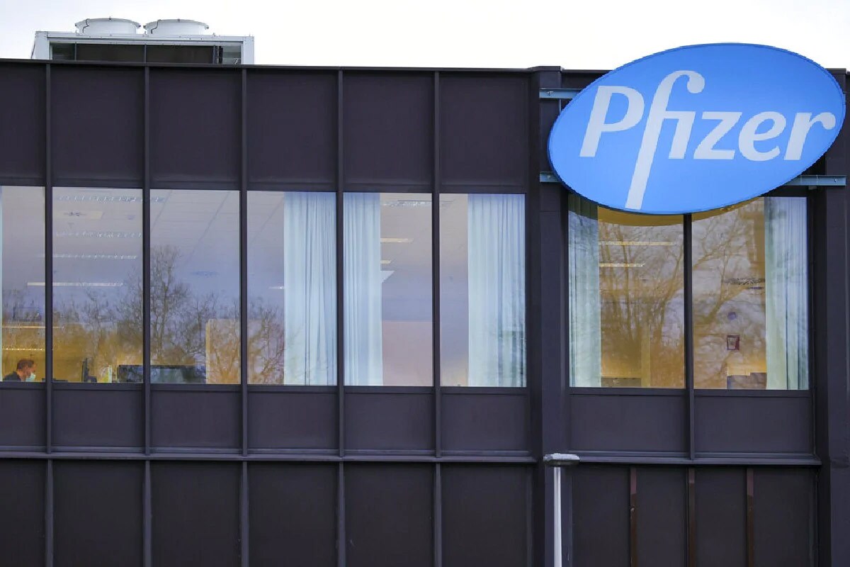 નવી દિલ્હીઃ દવા નિર્માતા કંપની ફાઇઝર (Pfizer) ના ભારતીય યૂનિટ દ્વારા વિકસિત કરવામાં આવેલી કોરોના વાયરસની વેક્સીન (Coronavirus Vaccine)ના ઇમરજન્સી ઉપયોગની ઔપચારિક મંજૂરી માટે DCGIમાં અરજી કરી છે. જોકે તેની સાથે જ ભારત સરકાર સામે એક શરત મૂકી છે. માનવામાં આવી રહ્યું છે કે આ શરતના કારણે ભારતમાં તેમની વેક્સીન (Pfizer corona Vaccine)ના ઉપયોગનો પ્રયાસ નિષ્ફળ થઈ શકે છે. (ફાઇલ તસવીર) નવી દિલ્હીઃ દવા નિર્માતા કંપની ફાઇઝર (Pfizer) ના ભારતીય યૂનિટ દ્વારા વિકસિત કરવામાં આવેલી કોરોના વાયરસની વેક્સીન (Coronavirus Vaccine)ના ઇમરજન્સી ઉપયોગની ઔપચારિક મંજૂરી માટે DCGIમાં અરજી કરી છે. જોકે તેની સાથે જ ભારત સરકાર સામે એક શરત મૂકી છે. માનવામાં આવી રહ્યું છે કે આ શરતના કારણે ભારતમાં તેમની વેક્સીન (Pfizer corona Vaccine)ના ઉપયોગનો પ્રયાસ નિષ્ફળ થઈ શકે છે. (ફાઇલ તસવીર)