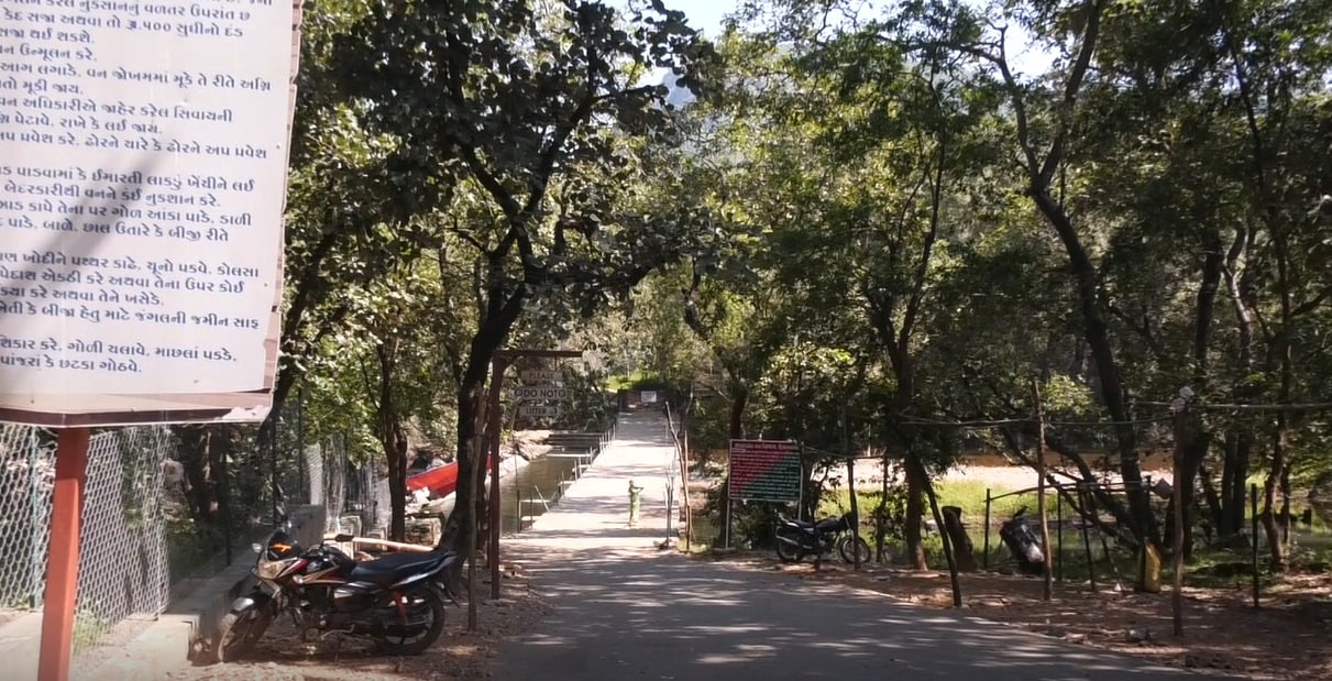શાળાઓમાં પણ રજાનો માહોલ હોવાથી પરિવાર સાથે લોકો મોટી સંખ્યામાં પોળોના જંગલોની મજા માણવા જઈ રહ્યા હતા. દરમિયાન સરકારની ગાઇડલાઇન અને સોશિયલ ડિસ્ટન્સનો ભંગ થતો હોવાની રાવ ઉઠી હતી તેવામાં અગમચેતીના પગલાં રૂપે કલેક્ટરે આ જાહેરનામું બહાર પાડ્યું છે જેથી અહીંયાથી એકઠાં થતા લોકો દ્વારા સ્પ્રેડ વધે નહીં શાળાઓમાં પણ રજાનો માહોલ હોવાથી પરિવાર સાથે લોકો મોટી સંખ્યામાં પોળોના જંગલોની મજા માણવા જઈ રહ્યા હતા. દરમિયાન સરકારની ગાઇડલાઇન અને સોશિયલ ડિસ્ટન્સનો ભંગ થતો હોવાની રાવ ઉઠી હતી તેવામાં અગમચેતીના પગલાં રૂપે કલેક્ટરે આ જાહેરનામું બહાર પાડ્યું છે જેથી અહીંયાથી એકઠાં થતા લોકો દ્વારા સ્પ્રેડ વધે નહીં