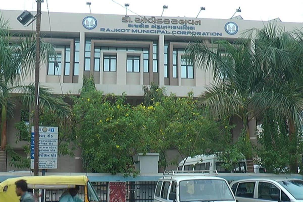 અંકિત પોપટ, રાજકોટ: રાજકોટ મહાનગરપાલિકા (Rajkot Municipal Corporation)માં આજથી વહીવટદારના રાજની શરૂઆત થઇ ચૂકી છે. બીજી તરફ ભાજપ-કૉંગ્રેસ (BJP-Congress) તરફથી આગામી ચૂંટણી (Election) માટેની તૈયારીઓ શરૂ કરી દેવામાં આવી છે. વહીવટદારના રાજ બાદ બંને પક્ષના નેતાઓએ આગામી ચૂંટણીને લઈને પોતાની રણનીતિ જણાવી હતી. જે પ્રમાણે કૉંગ્રેસ ભાજપના ભ્રષ્ટાચારને ખુલ્લો પાડશે તો ભાજપ વિકાસની વાત કરશે. આ મામલે બંને પક્ષના નેતાઓએ પ્રતિક્રિયા આપી હતી. અંકિત પોપટ, રાજકોટ: રાજકોટ મહાનગરપાલિકા (Rajkot Municipal Corporation)માં આજથી વહીવટદારના રાજની શરૂઆત થઇ ચૂકી છે. બીજી તરફ ભાજપ-કૉંગ્રેસ (BJP-Congress) તરફથી આગામી ચૂંટણી (Election) માટેની તૈયારીઓ શરૂ કરી દેવામાં આવી છે. વહીવટદારના રાજ બાદ બંને પક્ષના નેતાઓએ આગામી ચૂંટણીને લઈને પોતાની રણનીતિ જણાવી હતી. જે પ્રમાણે કૉંગ્રેસ ભાજપના ભ્રષ્ટાચારને ખુલ્લો પાડશે તો ભાજપ વિકાસની વાત કરશે. આ મામલે બંને પક્ષના નેતાઓએ પ્રતિક્રિયા આપી હતી.