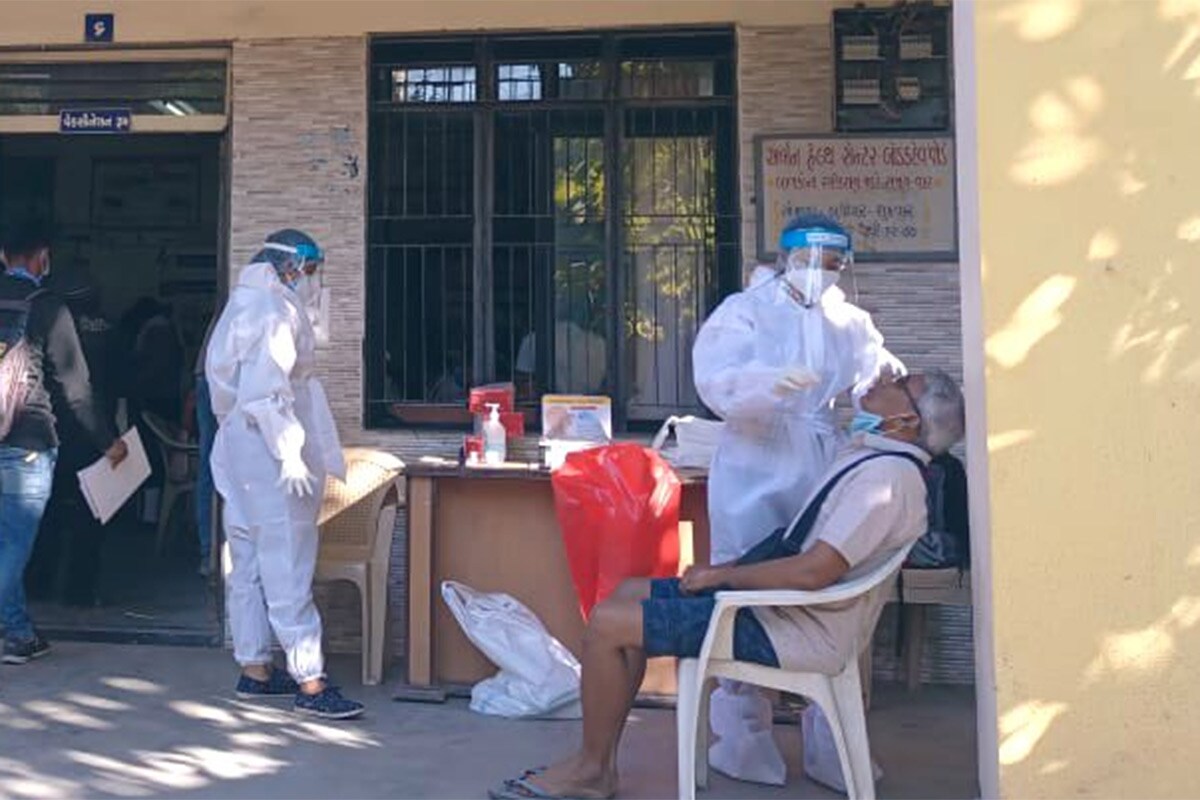Coronavirus Cases in India Latest News Updates: ભારતમાં કોરોના સંક્રમિતના કારણે થયેલા મોતની સંખ્યા 1.40 લાખને પાર થઈ ગયો છે. તેની સાથે જે કુલ સંક્રમિતોની સંખ્યા 96.44 લાખને પાર થઈ ગઈ છે. રવિવારે કેન્દ્રીય સ્વાસ્થ્ય વિભાગ દ્વારા જાહેર કરવામાં આવેલા આંકડાઓ મુજબ, છેલ્લા 24 કલાકમાં દેશમાં 36,011 નવા પોઝિટિવ કેસો નોંધાયા છે. આ ઉપરાંત કોવિડ-19 (COVID-19)ના કારણે 482 દર્દીઓએ પોતાના જીવ ગુમાવ્યા છે. દેશમાં હવે કુલ સંક્રમિતોની સંખ્યા વધીને 96,44,222 થઈ ગઈ છે. (પ્રતીકાત્મક તસવીર) Coronavirus Cases in India Latest News Updates: ભારતમાં કોરોના સંક્રમિતના કારણે થયેલા મોતની સંખ્યા 1.40 લાખને પાર થઈ ગયો છે. તેની સાથે જે કુલ સંક્રમિતોની સંખ્યા 96.44 લાખને પાર થઈ ગઈ છે. રવિવારે કેન્દ્રીય સ્વાસ્થ્ય વિભાગ દ્વારા જાહેર કરવામાં આવેલા આંકડાઓ મુજબ, છેલ્લા 24 કલાકમાં દેશમાં 36,011 નવા પોઝિટિવ કેસો નોંધાયા છે. આ ઉપરાંત કોવિડ-19 (COVID-19)ના કારણે 482 દર્દીઓએ પોતાના જીવ ગુમાવ્યા છે. દેશમાં હવે કુલ સંક્રમિતોની સંખ્યા વધીને 96,44,222 થઈ ગઈ છે. (પ્રતીકાત્મક તસવીર)