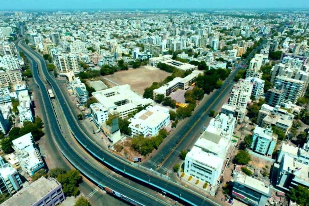 1973થી 2020 સુધી માત્ર પાંચ વર્ષ કૉંગ્રેસનું સાશન : ઉલ્લેખનીય છે કે રાજકોટ મહાનગરપાલિકાની સ્થાપના 1973માં કરવામાં આવી હતી. ત્યારથી લઇ આજ દિવસ સુધી મોટાભાગે ભાજપનું શાસન રાજકોટ મનપામાં રહ્યું છે. માત્ર વર્ષ 2000-2005 દરમિયાન કૉંગ્રેસનું સાશન રાજકોટ મનપામાં રહેવા પામ્યું છે. હવે આગામી ચૂંટણીમાં રાજકોટમાં ભાજપનું કમલ ખીલે છે કે પછી કૉંગ્રેસનો પંજો પકડ મેળવે છે તે જોવું મહત્ત્વનું રહેશે. 1973થી 2020 સુધી માત્ર પાંચ વર્ષ કૉંગ્રેસનું સાશન : ઉલ્લેખનીય છે કે રાજકોટ મહાનગરપાલિકાની સ્થાપના 1973માં કરવામાં આવી હતી. ત્યારથી લઇ આજ દિવસ સુધી મોટાભાગે ભાજપનું શાસન રાજકોટ મનપામાં રહ્યું છે. માત્ર વર્ષ 2000-2005 દરમિયાન કૉંગ્રેસનું સાશન રાજકોટ મનપામાં રહેવા પામ્યું છે. હવે આગામી ચૂંટણીમાં રાજકોટમાં ભાજપનું કમલ ખીલે છે કે પછી કૉંગ્રેસનો પંજો પકડ મેળવે છે તે જોવું મહત્ત્વનું રહેશે.