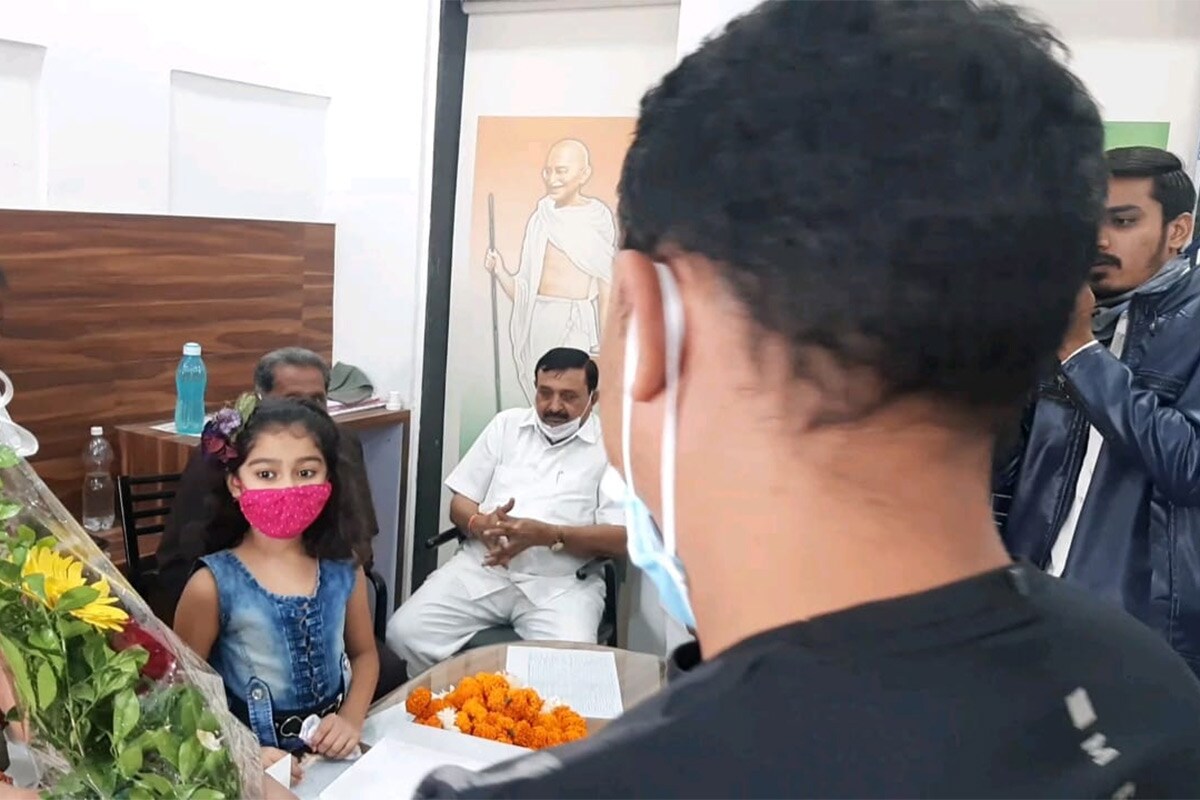 નવનિયુક્ત ચેરમેન ભાનુબેન તળપદાની ઑફિસમાં સોશિયલ ડિસ્ટન્સ તેમજ માસ્કના નિયમોનો સરેઆમ ઉલાડ્યો થતો જોવા મળ્યો હતો. રાજકોટ જિલ્લા ભાજપના પૂર્વ પ્રમુખ ડી.કે.સખિયાએ પણ સરખી રીતે માસ્ક પહેયું ન હતું. અહીં મોટાભાગનાં રાજકીય આગેવાનો તેમજ સમર્થકોએ દાઢીના ભાગે માસ્ક રાખ્યું હોવાનું ધ્યાને આવ્યું હતું. એક તરફ રાજકોટ મનપા દ્વારા જો આમ આદમી દાઢી પર માસ્ક રાખે તો દંટ ફટકારી છે, તો બીજી તરફ રાજકીય હોદેદારો તેમજ આગેવાનોને Covid 19ના નિયમો લાગુ ન પડતાં હોય તેવી ઘટનાઓ સામે આવતી રહી છે. નવનિયુક્ત ચેરમેન ભાનુબેન તળપદાની ઑફિસમાં સોશિયલ ડિસ્ટન્સ તેમજ માસ્કના નિયમોનો સરેઆમ ઉલાડ્યો થતો જોવા મળ્યો હતો. રાજકોટ જિલ્લા ભાજપના પૂર્વ પ્રમુખ ડી.કે.સખિયાએ પણ સરખી રીતે માસ્ક પહેયું ન હતું. અહીં મોટાભાગનાં રાજકીય આગેવાનો તેમજ સમર્થકોએ દાઢીના ભાગે માસ્ક રાખ્યું હોવાનું ધ્યાને આવ્યું હતું. એક તરફ રાજકોટ મનપા દ્વારા જો આમ આદમી દાઢી પર માસ્ક રાખે તો દંટ ફટકારી છે, તો બીજી તરફ રાજકીય હોદેદારો તેમજ આગેવાનોને Covid 19ના નિયમો લાગુ ન પડતાં હોય તેવી ઘટનાઓ સામે આવતી રહી છે.