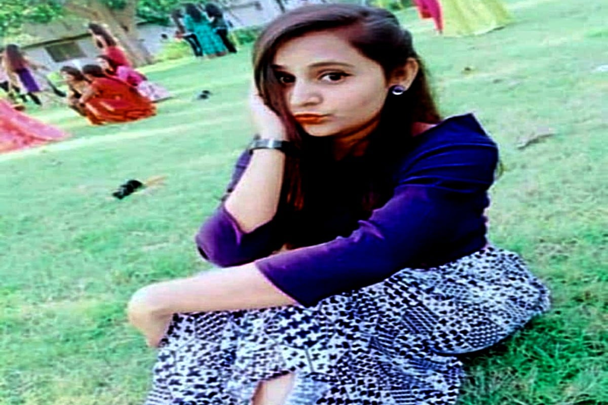રાજકોટની એચ. એન. શુક્લા નર્સિંગ કોલેજના (Nursing Student Suicide) ત્રીજા વર્ષમાં અભ્યાસ કરતી જોડિયાના લખતરની સુજાતા ચૌહાણે આપઘાત કરી લીધાનો બનાવ સામે આવ્યો છે. એચ.એન.શુક્લા કોલેજ માં નર્સિંગ ના ત્રીજા વર્ષમાં અભ્યાસ કરતી સુજાતા ચૌહાણ નામની યુવતી કોરોના ના કારણે સિવિલ હોસ્પિટલમાં કાર્યરત કોવીડ હોસ્પિટલમાં ફરજ બજાવતી હતી. તો સાથે જ નર્સિંગ નો ઓનલાઇન અભ્યાસ પણ કરતી હતી. રાજકોટની એચ. એન. શુક્લા નર્સિંગ કોલેજના (Nursing Student Suicide) ત્રીજા વર્ષમાં અભ્યાસ કરતી જોડિયાના લખતરની સુજાતા ચૌહાણે આપઘાત કરી લીધાનો બનાવ સામે આવ્યો છે. એચ.એન.શુક્લા કોલેજ માં નર્સિંગ ના ત્રીજા વર્ષમાં અભ્યાસ કરતી સુજાતા ચૌહાણ નામની યુવતી કોરોના ના કારણે સિવિલ હોસ્પિટલમાં કાર્યરત કોવીડ હોસ્પિટલમાં ફરજ બજાવતી હતી. તો સાથે જ નર્સિંગ નો ઓનલાઇન અભ્યાસ પણ કરતી હતી.