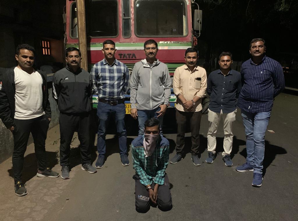 ત્યારે ન્યૂઝ18ગુજરાતી સાથેની વાતચીતમાં ક્રાઈમ બ્રાન્ચના પોલીસ ઈન્સ્પેક્ટર વિરલ ગઢવીએ જણાવ્યું હતું કે, ન્યૂયર પાર્ટી નજીક આવતી હોવાથી પોલીસ કમિશનર મનોજ અગ્રવાલ દ્વારા દારૂની થતી હેરાફેરી અટકાવવા માટેના આદેશ આપવામાં આવ્યા છે. જે અંતર્ગત એસ.વી. સાખરા અને તેની ટીમને બાતમી મળી હતી કે, પ્લાસ્ટિકની આડમાં દારૂ અને બિયર મોટા પ્રમાણમાં લાવવામાં આવી રહ્યો છે. ત્યારે ચોક્કસ બાતમીના આધારે ક્રાઈમ બ્રાન્ચની ટીમ રાજકોટના કુવાડવા રોડ પર આવેલ નવાગામ (બામણબોર) નજીક બાતમી મળેલી ટ્રક નંબરની વોચમા હતી. ત્યારે ન્યૂઝ18ગુજરાતી સાથેની વાતચીતમાં ક્રાઈમ બ્રાન્ચના પોલીસ ઈન્સ્પેક્ટર વિરલ ગઢવીએ જણાવ્યું હતું કે, ન્યૂયર પાર્ટી નજીક આવતી હોવાથી પોલીસ કમિશનર મનોજ અગ્રવાલ દ્વારા દારૂની થતી હેરાફેરી અટકાવવા માટેના આદેશ આપવામાં આવ્યા છે. જે અંતર્ગત એસ.વી. સાખરા અને તેની ટીમને બાતમી મળી હતી કે, પ્લાસ્ટિકની આડમાં દારૂ અને બિયર મોટા પ્રમાણમાં લાવવામાં આવી રહ્યો છે. ત્યારે ચોક્કસ બાતમીના આધારે ક્રાઈમ બ્રાન્ચની ટીમ રાજકોટના કુવાડવા રોડ પર આવેલ નવાગામ (બામણબોર) નજીક બાતમી મળેલી ટ્રક નંબરની વોચમા હતી.