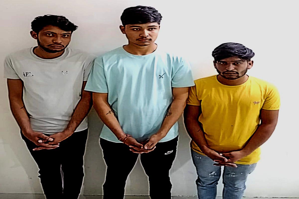 ઉલ્લેખનીય છે કે ગત 10 તારીખના રોજ પણ બી ડિવિઝન પોલીસે રાત્રિ કર્ફ્યૂ દરમિયાન એક્ટિવા લઈને નીકળેલા ત્રણ યુવાનોને ગેર કાયદેસર હથિયાર સાથે ઝડપી પાડ્યા હતા. તેમની પૂછપરછમાં તેમની પાસે રહેલું હથિયાર સુરેન્દ્રનગર જિલ્લાના દેવાભાઇ રબારીનું હોવાનું જણાવ્યું હતું. સમગ્ર મામલે રાજકોટ શહેર પોલીસ કમિશનર મનોજ અગ્રવાલ દ્વારા બી ડિવિઝન પોલીસ સ્ટાફનું સન્માન પણ કરવામાં આવ્યું હતું. ઉલ્લેખનીય છે કે ગત 10 તારીખના રોજ પણ બી ડિવિઝન પોલીસે રાત્રિ કર્ફ્યૂ દરમિયાન એક્ટિવા લઈને નીકળેલા ત્રણ યુવાનોને ગેર કાયદેસર હથિયાર સાથે ઝડપી પાડ્યા હતા. તેમની પૂછપરછમાં તેમની પાસે રહેલું હથિયાર સુરેન્દ્રનગર જિલ્લાના દેવાભાઇ રબારીનું હોવાનું જણાવ્યું હતું. સમગ્ર મામલે રાજકોટ શહેર પોલીસ કમિશનર મનોજ અગ્રવાલ દ્વારા બી ડિવિઝન પોલીસ સ્ટાફનું સન્માન પણ કરવામાં આવ્યું હતું.