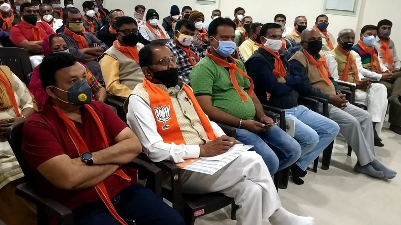 રાજકોટ જિલ્લા ભાજપ કાર્યાલય ખાતે આજરોજ રાજકોટ જિલ્લા ભાજપના હોદ્દેદારો તેમજ આગેવાનોની એક બેઠક મળી હતી. જે બેઠકમાં ખુદ રાજ્યના શિક્ષણ મંત્રી ભૂપેન્દ્રસિંહ ચુડાસમા પણ હાજર રહ્યા હતા રાજકોટના સાંસદ મોહન કુંડારિયા સહિતના નેતાઓ હાજર રહ્યા હતા. ત્યારે આ તમામ દિગ્ગજો પોતે પણ દો ગજ કી દુરીનો નિયમ પોતે ભૂલી ચૂક્યા હોય તે પ્રકારના દૃશ્યો સામે આવ્યા છે. ત્યારે સવાલ તો એ થાય છે કે,આખરે કોરોના સંક્રમણ ન ફેલાય તે માટેના નીતિ નિયમો ભારતીય જનતાપાર્ટીના નેતાઓ કે આગેવાનોએ પાડવાના નથી હોતા? રાજકોટ જિલ્લા ભાજપ કાર્યાલય ખાતે આજરોજ રાજકોટ જિલ્લા ભાજપના હોદ્દેદારો તેમજ આગેવાનોની એક બેઠક મળી હતી. જે બેઠકમાં ખુદ રાજ્યના શિક્ષણ મંત્રી ભૂપેન્દ્રસિંહ ચુડાસમા પણ હાજર રહ્યા હતા રાજકોટના સાંસદ મોહન કુંડારિયા સહિતના નેતાઓ હાજર રહ્યા હતા. ત્યારે આ તમામ દિગ્ગજો પોતે પણ દો ગજ કી દુરીનો નિયમ પોતે ભૂલી ચૂક્યા હોય તે પ્રકારના દૃશ્યો સામે આવ્યા છે. ત્યારે સવાલ તો એ થાય છે કે,આખરે કોરોના સંક્રમણ ન ફેલાય તે માટેના નીતિ નિયમો ભારતીય જનતાપાર્ટીના નેતાઓ કે આગેવાનોએ પાડવાના નથી હોતા?
