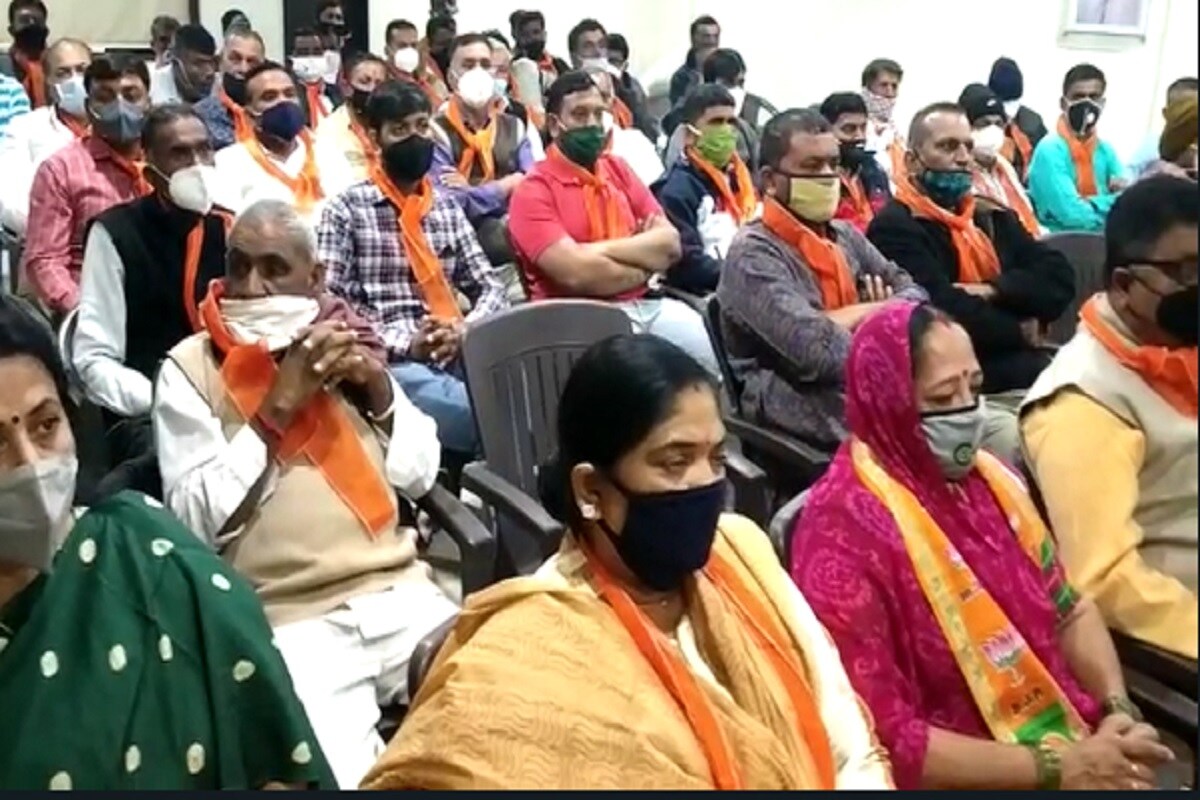 દિવાળી બાદ કોરોના સંક્રમણ વધવાના કારણે અમદાવાદ, વડોદરા, સુરત અને રાજકોટ આમ ચાર મહાનગરોમાં રાત્રિ કરફ્યુ લાદી દેવામાં આવ્યો છે. જેના કારણે રાત્રી દરમિયાન જે પણ લોકોના ધંધા રોજગાર ચાલતા હતા તે હાલ અત્યારે બંધ થઈ ચૂક્યા છે. બીજી તરફ લોકોને પણ ઘરે પહેલા જવાની ફરજ પડી રહી છે. ત્યારે જે કોરોના સંક્રમણ અટકાવવા માટે રાત્રિ કરફ્યુ લાદવામાં આવ્યો હતો. તે કોરોના સંક્રમણનો ફેલાવો ખુદ રાજકોટ જિલ્લા ભાજપના કાર્યાલયમાં કરવામાં આવી રહ્યો હોય તેવા દ્રશ્યો હાલ સામે આવી રહ્યા છે. દિવાળી બાદ કોરોના સંક્રમણ વધવાના કારણે અમદાવાદ, વડોદરા, સુરત અને રાજકોટ આમ ચાર મહાનગરોમાં રાત્રિ કરફ્યુ લાદી દેવામાં આવ્યો છે. જેના કારણે રાત્રી દરમિયાન જે પણ લોકોના ધંધા રોજગાર ચાલતા હતા તે હાલ અત્યારે બંધ થઈ ચૂક્યા છે. બીજી તરફ લોકોને પણ ઘરે પહેલા જવાની ફરજ પડી રહી છે. ત્યારે જે કોરોના સંક્રમણ અટકાવવા માટે રાત્રિ કરફ્યુ લાદવામાં આવ્યો હતો. તે કોરોના સંક્રમણનો ફેલાવો ખુદ રાજકોટ જિલ્લા ભાજપના કાર્યાલયમાં કરવામાં આવી રહ્યો હોય તેવા દ્રશ્યો હાલ સામે આવી રહ્યા છે.