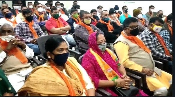 ત્યારે હાલ રાજકોટમાં એક વાત તો એવી પણ ચર્ચાઈ રહી છે કે, જે પ્રકારે ગુજરાત રાજ્યની 8 વિધાનસભાની પેટા ચૂંટણી તેમજ દિવાળીનો તહેવાર પૂર્ણ થતા રાજ્યના ચાર મહાનગરોમાં રાત્રિ કરફ્યુ લાદી દેવામાં આવ્યો હતો. એજ પ્રકારે ચૂંટણીની તારીખ નજીક આવશે તે પહેલાં જ જાન્યુઆરી મહિનામાં રાજ્ય સરકાર દ્વારા રાત્રી કર્ફ્યુ પૂર્ણ થયાની જાહેરાત કરી દેવામાં આવશે. કારણ કે ખુદ ભાજપ પણ જાણે છે કે ગ્રામ્ય વિસ્તાર કરતા શહેરી વિસ્તારમાં ભાજપની સ્થિતિ વધુ મજબૂત છે ત્યારે આ ચાર મહાનગરોમા રાત્રી કર્ફ્યુ જો ચૂંટણીની તારીખ સુધી લંબાવવામાં આવે તો અન્ય રાજકીય પાર્ટીઓની સાથે ભાજપને પણ મતદારો સુધી પહોંચવામાં મુશ્કેલી પડી શકે તેમ છે. ત્યારે હાલ રાજકોટમાં એક વાત તો એવી પણ ચર્ચાઈ રહી છે કે, જે પ્રકારે ગુજરાત રાજ્યની 8 વિધાનસભાની પેટા ચૂંટણી તેમજ દિવાળીનો તહેવાર પૂર્ણ થતા રાજ્યના ચાર મહાનગરોમાં રાત્રિ કરફ્યુ લાદી દેવામાં આવ્યો હતો. એજ પ્રકારે ચૂંટણીની તારીખ નજીક આવશે તે પહેલાં જ જાન્યુઆરી મહિનામાં રાજ્ય સરકાર દ્વારા રાત્રી કર્ફ્યુ પૂર્ણ થયાની જાહેરાત કરી દેવામાં આવશે. કારણ કે ખુદ ભાજપ પણ જાણે છે કે ગ્રામ્ય વિસ્તાર કરતા શહેરી વિસ્તારમાં ભાજપની સ્થિતિ વધુ મજબૂત છે ત્યારે આ ચાર મહાનગરોમા રાત્રી કર્ફ્યુ જો ચૂંટણીની તારીખ સુધી લંબાવવામાં આવે તો અન્ય રાજકીય પાર્ટીઓની સાથે ભાજપને પણ મતદારો સુધી પહોંચવામાં મુશ્કેલી પડી શકે તેમ છે.