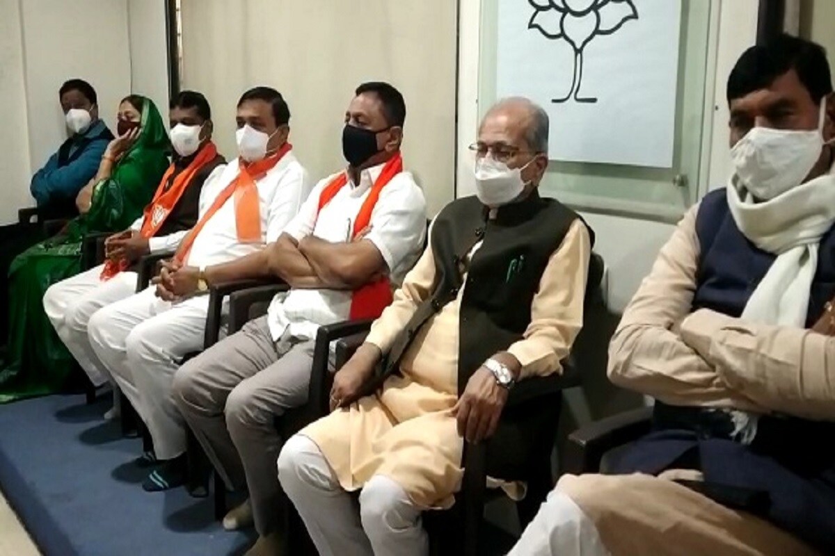 અંકિત પોપટ, રાજકોટ : શહેર સહિત રાજ્યના ચાર મહાનગરોમાં દિવાળી બાદ કોરોના સંક્રમણ વધવાના કારણે રાત્રી કર્ફ્યુની જાહેરાત કરવામાં આવી છે અને કોરોના ગાઇડલાઇનના નિયમોનું પાલન ન કરતા લોકો પાસેથી દંડ પણ વસૂલવામાં આવે છે. તો બીજી તરફ રાજ્યના શિક્ષણ મંત્રી ભૂપેન્દ્રસિંહ ચુડાસમાની હાજરીમાં સોશિયલ ડિસ્ટન્સ સહિતના નિયમો નેવે મૂકાયા છે અંકિત પોપટ, રાજકોટ : શહેર સહિત રાજ્યના ચાર મહાનગરોમાં દિવાળી બાદ કોરોના સંક્રમણ વધવાના કારણે રાત્રી કર્ફ્યુની જાહેરાત કરવામાં આવી છે અને કોરોના ગાઇડલાઇનના નિયમોનું પાલન ન કરતા લોકો પાસેથી દંડ પણ વસૂલવામાં આવે છે. તો બીજી તરફ રાજ્યના શિક્ષણ મંત્રી ભૂપેન્દ્રસિંહ ચુડાસમાની હાજરીમાં સોશિયલ ડિસ્ટન્સ સહિતના નિયમો નેવે મૂકાયા છે