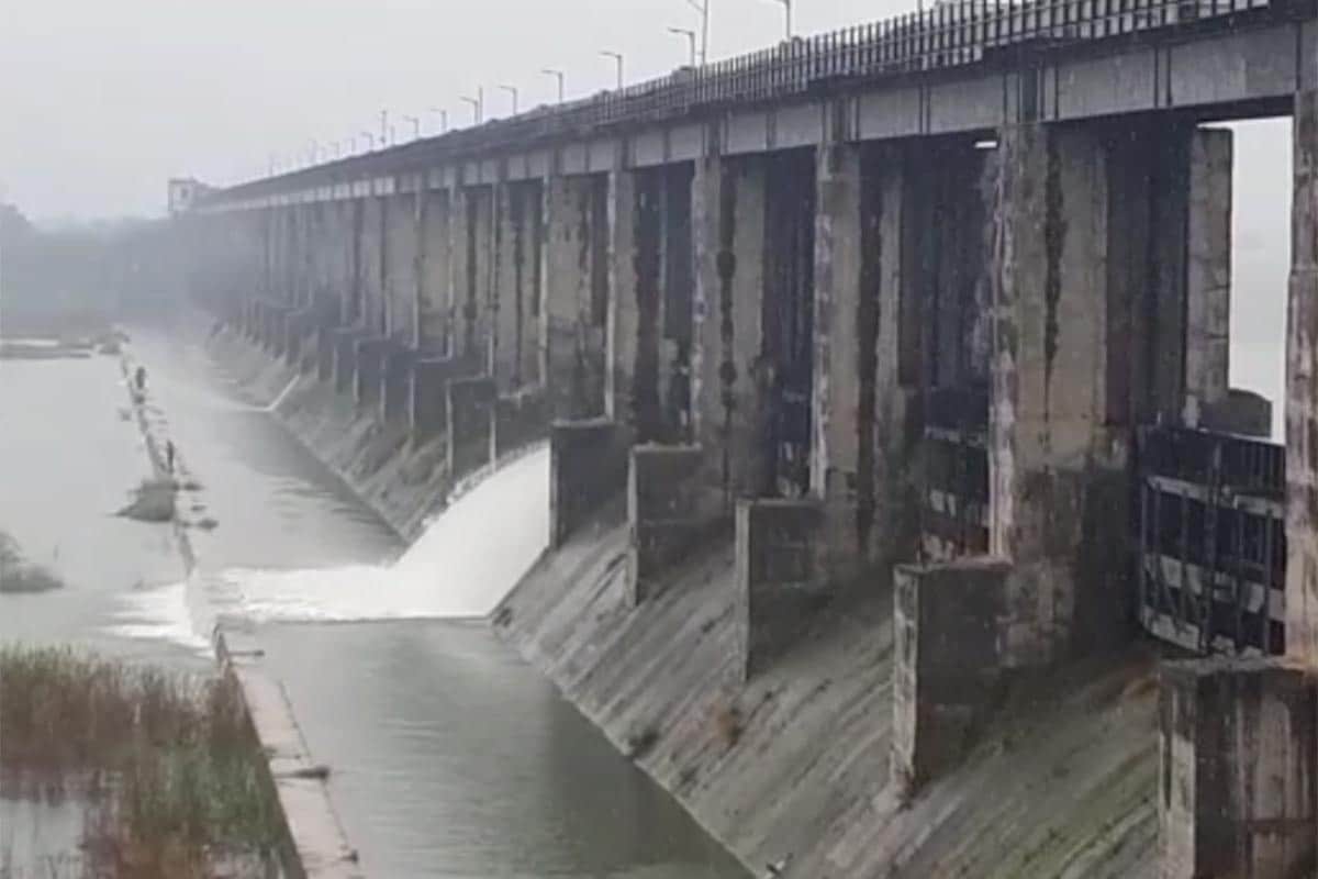 અમદાવાદ: ચોમાસાની ઋતુ (Monsoon) દરમિયાન ડેમ ઓવરફ્લો થવાના સમાચાર આવતા હોય છે. જોકે, અમરેલીના રાજુલામાં શિયાળામાં કમોસમી વરસાદ (Unseasonal rain)ને પગલે ડેમ ઓવરફ્લો થયો છે. અમરેલી જિલ્લામાં 10 અને 11 તારીખે કમોસમી વરસાદ નોંધાયો છે. જેના પગલે રાજાલાના રાજુલા ઘાતરવડી ડેમ-2 (Dhatarwadi Dam-2)માં પાણીની આવક થઈ છે. પાણીની આવકને પગલે ડેમ ઓવરફ્લો (Dam overflow) થયો છે. શિયાળાની ઋતુમાં આ ડેમ ઓવરફ્લો થયો હોય તેવો આ પ્રથમ બનાવ છે. અમદાવાદ: ચોમાસાની ઋતુ (Monsoon) દરમિયાન ડેમ ઓવરફ્લો થવાના સમાચાર આવતા હોય છે. જોકે, અમરેલીના રાજુલામાં શિયાળામાં કમોસમી વરસાદ (Unseasonal rain)ને પગલે ડેમ ઓવરફ્લો થયો છે. અમરેલી જિલ્લામાં 10 અને 11 તારીખે કમોસમી વરસાદ નોંધાયો છે. જેના પગલે રાજાલાના રાજુલા ઘાતરવડી ડેમ-2 (Dhatarwadi Dam-2)માં પાણીની આવક થઈ છે. પાણીની આવકને પગલે ડેમ ઓવરફ્લો (Dam overflow) થયો છે. શિયાળાની ઋતુમાં આ ડેમ ઓવરફ્લો થયો હોય તેવો આ પ્રથમ બનાવ છે.