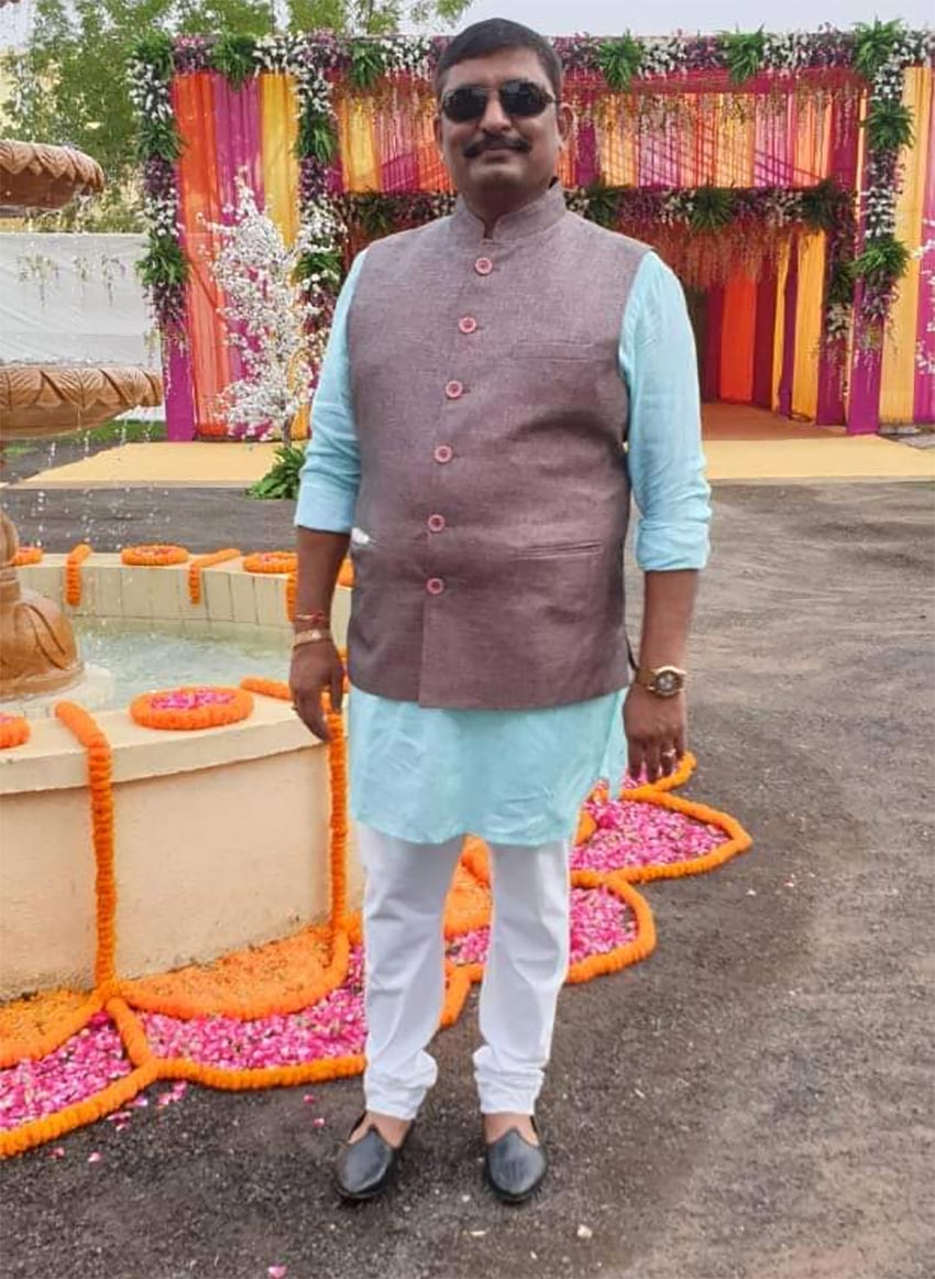 તલાશી દરમિયાન તેમના કારના ડેસ બોર્ડના ખાનામાંથી દેશી બનાવટની પિસ્તોલ મળી આવી હતી. સાથે જ કારતૂસ નંગ 5 મળી આવ્યા હતા. ત્યારબાદ સમગ્ર મામલે પ્રદ્યુમનનગર પોલીસ દ્વારા આર્મ્સ એકટ કલમ ૨૫(૧-બી)–એ તથા આઇ.પી.સી. કલમ ૧૮૮ હેઠળ ગુનો નોંધી તપાસ હાથ ધરવામાં આવી છે. સાથે જ પૂર્વ કોર્પોરેટર પાસે રહેલી કાર, ગેરકાયદેસર હથિયાર તેમજ કારતૂસ કબજે કરવામાં આવ્યા છે. તલાશી દરમિયાન તેમના કારના ડેસ બોર્ડના ખાનામાંથી દેશી બનાવટની પિસ્તોલ મળી આવી હતી. સાથે જ કારતૂસ નંગ 5 મળી આવ્યા હતા. ત્યારબાદ સમગ્ર મામલે પ્રદ્યુમનનગર પોલીસ દ્વારા આર્મ્સ એકટ કલમ ૨૫(૧-બી)–એ તથા આઇ.પી.સી. કલમ ૧૮૮ હેઠળ ગુનો નોંધી તપાસ હાથ ધરવામાં આવી છે. સાથે જ પૂર્વ કોર્પોરેટર પાસે રહેલી કાર, ગેરકાયદેસર હથિયાર તેમજ કારતૂસ કબજે કરવામાં આવ્યા છે.