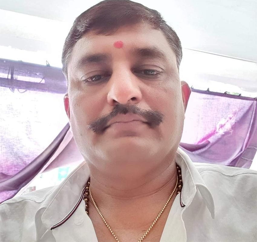 સમગ્ર મામલે પ્રદ્યુમનનગર પોલીસ ઇન્સ્પેક્ટર એલ.એલ. ચાવડાએ ન્યૂઝ 18 ગુજરાતી સાથેની વાતચીતમાં જણાવ્યું હતું કે, હાલ રાજકોટ શહેરમાં રાત્રિ કર્ફ્યૂ છે. આ સમયે રાજકોટ શહેર પોલીસ કમિશનર મનોજ અગ્રવાલના આદેશ અનુસાર રાત્રિના નવ વાગ્યાથી સવારના છ વાગ્યા સુધી રાત્રિ કર્ફ્યૂની પરિસ્થિતિ જળવાઇ રહે તે માટે બી ડિવિઝન પોલીસ રાજમાર્ગો પર ફરજ બજાવતી હોઈ છે. આ સમયે પ્રદ્યુમનનગર પોલીસનો સ્ટાફ રાત્રિ કર્ફ્યૂ દરમિયાન પેટ્રોલિંગમાં હતો ત્યારે એરપોર્ટ ફાટક પાસેથી ભાજપના પૂર્વ કોર્પોરેટર સંજય ધવા પોતાની કાર લઈને નીકળતા પોલીસ તેમની કાર અટકાવી હતી. રાત્રિ કર્ફ્યૂ હોવાથી પોલીસે તેમને બહાર નીકળવાનું કારણ પૂછ્યું હતું અને કારની તલાશી લીધી હતી. સમગ્ર મામલે પ્રદ્યુમનનગર પોલીસ ઇન્સ્પેક્ટર એલ.એલ. ચાવડાએ ન્યૂઝ 18 ગુજરાતી સાથેની વાતચીતમાં જણાવ્યું હતું કે, હાલ રાજકોટ શહેરમાં રાત્રિ કર્ફ્યૂ છે. આ સમયે રાજકોટ શહેર પોલીસ કમિશનર મનોજ અગ્રવાલના આદેશ અનુસાર રાત્રિના નવ વાગ્યાથી સવારના છ વાગ્યા સુધી રાત્રિ કર્ફ્યૂની પરિસ્થિતિ જળવાઇ રહે તે માટે બી ડિવિઝન પોલીસ રાજમાર્ગો પર ફરજ બજાવતી હોઈ છે. આ સમયે પ્રદ્યુમનનગર પોલીસનો સ્ટાફ રાત્રિ કર્ફ્યૂ દરમિયાન પેટ્રોલિંગમાં હતો ત્યારે એરપોર્ટ ફાટક પાસેથી ભાજપના પૂર્વ કોર્પોરેટર સંજય ધવા પોતાની કાર લઈને નીકળતા પોલીસ તેમની કાર અટકાવી હતી. રાત્રિ કર્ફ્યૂ હોવાથી પોલીસે તેમને બહાર નીકળવાનું કારણ પૂછ્યું હતું અને કારની તલાશી લીધી હતી.