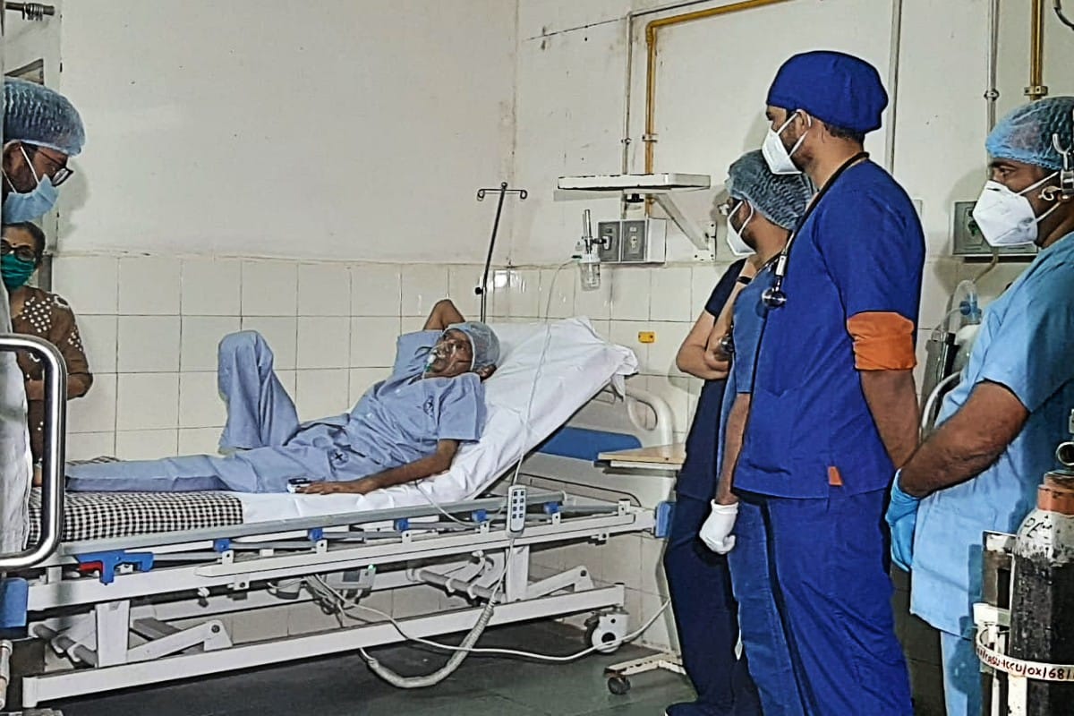 વિભૂ પટેલ, અમદાવાદ : કોરોનાની મહામારીમાં (Coronavirus) લાખોની સંખ્યામાં લોકો ઝપટેમાં આવી ગયા છે. કોરોના થતા લોકોનું મનોબળ તૂટી જતું હોય છે પરંતુ ડોક્ટરનાં અથાક મહેનતને કારણે દર્દીઓ કોરોના (covid-19) સામે જંગ જીત્યા છે. ત્યારે અમદાવાદ સોલા સિવિલ હોસ્પિટલમાં (Sola Civil Ahmedabad) દેવેન્દ્રભાઈ પરમાર આજથી 113 દિવસ પહેલા દાખલ થયા હતા.જોકે સોલા સિવિલ હોસ્પિટલના ડોકટરની ટિમ દ્વારા સખત મહેનત બાદ દેવેન્દ્રભાઈ પરમાર કોરોના સામેની જંગ જીત્યા છે. વિભૂ પટેલ, અમદાવાદ : કોરોનાની મહામારીમાં (Coronavirus) લાખોની સંખ્યામાં લોકો ઝપટેમાં આવી ગયા છે. કોરોના થતા લોકોનું મનોબળ તૂટી જતું હોય છે પરંતુ ડોક્ટરનાં અથાક મહેનતને કારણે દર્દીઓ કોરોના (covid-19) સામે જંગ જીત્યા છે. ત્યારે અમદાવાદ સોલા સિવિલ હોસ્પિટલમાં (Sola Civil Ahmedabad) દેવેન્દ્રભાઈ પરમાર આજથી 113 દિવસ પહેલા દાખલ થયા હતા.જોકે સોલા સિવિલ હોસ્પિટલના ડોકટરની ટિમ દ્વારા સખત મહેનત બાદ દેવેન્દ્રભાઈ પરમાર કોરોના સામેની જંગ જીત્યા છે.