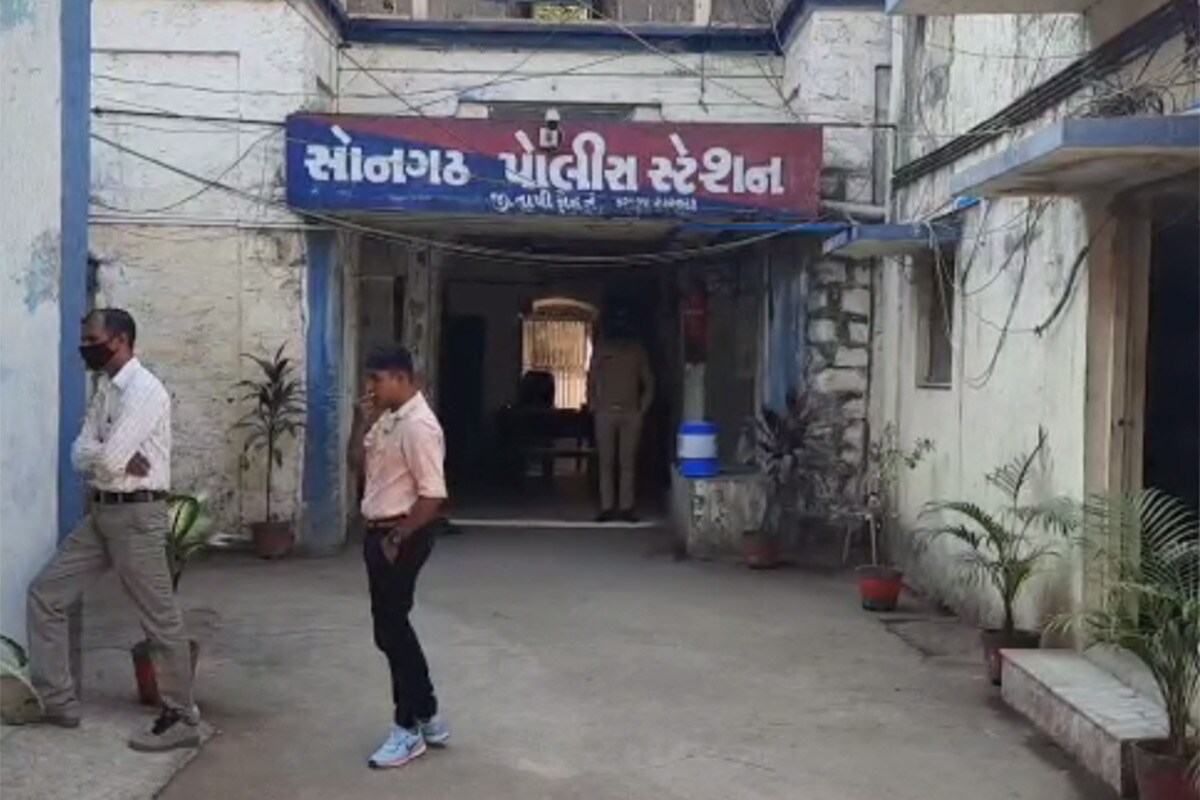 કોઈએ ફોન ન ઉઠાવ્યા: આ વીડિયો વાયરલ થયા બાદ ન્યૂઝ18 ગુજરાતીએ તાપી કલેક્ટર, એસ.પી, ગૃહ રાજ્યમંત્રી પ્રદીપસિંહ જાડેજા, બીજેપી નેતા કાંતિ ગામિતનો ટેલિફોનિક સંપર્ક કરવાનો પ્રયાસ કર્યો ત્યારે કોઈએ ફોન ઉપાડ્યો ન હતો. કોઈએ ફોન ન ઉઠાવ્યા: આ વીડિયો વાયરલ થયા બાદ ન્યૂઝ18 ગુજરાતીએ તાપી કલેક્ટર, એસ.પી, ગૃહ રાજ્યમંત્રી પ્રદીપસિંહ જાડેજા, બીજેપી નેતા કાંતિ ગામિતનો ટેલિફોનિક સંપર્ક કરવાનો પ્રયાસ કર્યો ત્યારે કોઈએ ફોન ઉપાડ્યો ન હતો.