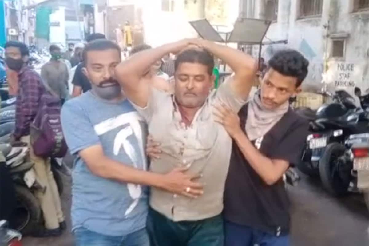 અબ્દુલને બચાવવા તેનો દીકરો મોહમદ નઈમ વચ્ચે આવતા નઇમને પણ માર માર્યો હતો. ઉપરાંત ગફાર બંગાળીએ રેમ્બો છરો બતાવીને 'દસ હજારનો હપ્તો નહીં આપે તો જાનથી મારી નાખીશ' એવી ધમકી આપી હતી. અબ્દુલને બચાવવા તેનો દીકરો મોહમદ નઈમ વચ્ચે આવતા નઇમને પણ માર માર્યો હતો. ઉપરાંત ગફાર બંગાળીએ રેમ્બો છરો બતાવીને 'દસ હજારનો હપ્તો નહીં આપે તો જાનથી મારી નાખીશ' એવી ધમકી આપી હતી.