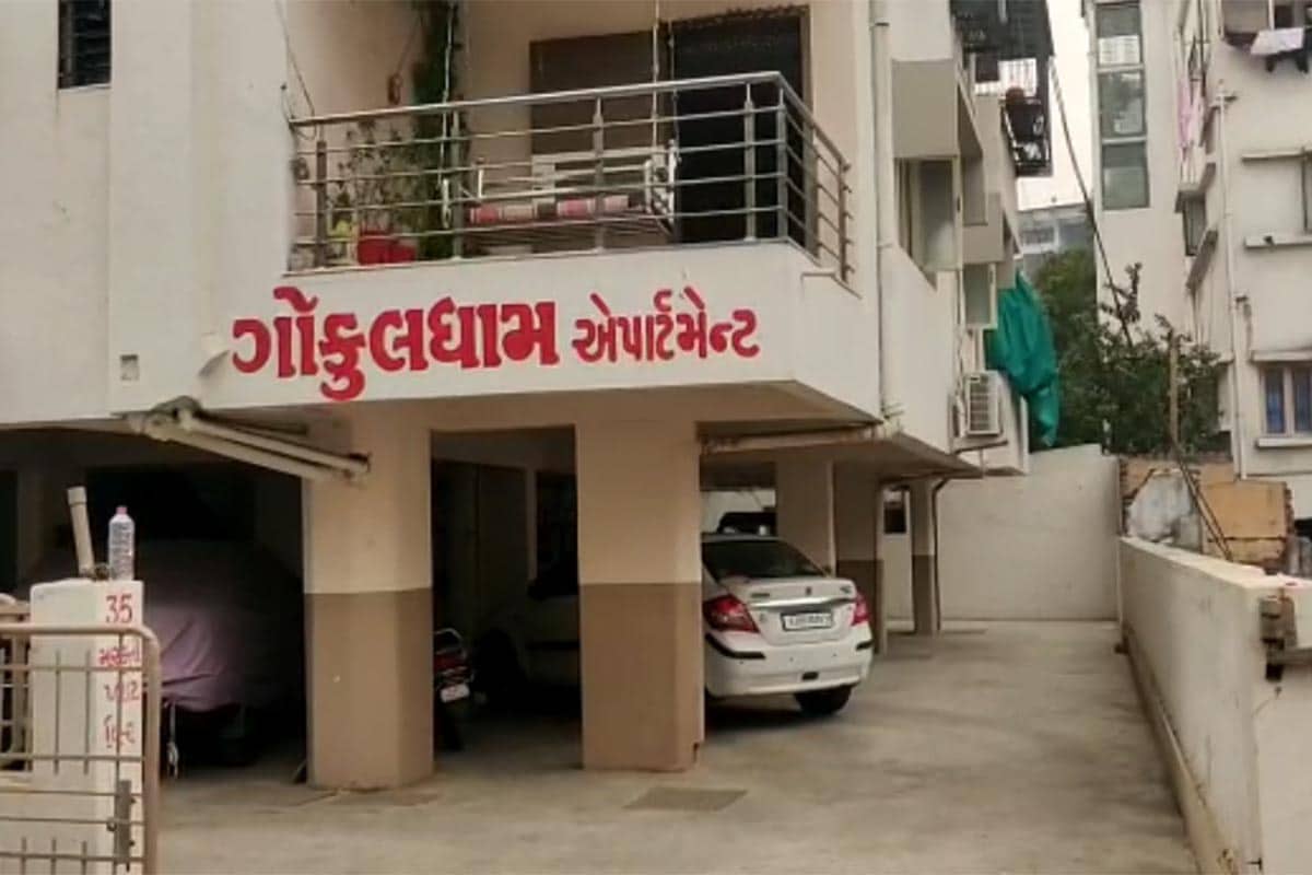 મળતી માહિતા પ્રમાણે સુરત શહેરના પાર્લે પોઈન્ટમાં આવેલા ગોકુલધામ એપાર્ટમેન્ટના પાર્કિગમાં એક યુવતી બેભાન અવસ્થામાં પડી હતી. આ યુવતી ગઈકાલે કૉલેજ ખાતે પરીક્ષા ફોર્મ ભરવા ગયા બાદ ગુમ થઈ ગઈ હતી. કૉલેજ ગયા બાદ યુવતીએ ફોન ઉપાડવાનું બધ કરી દેતા પરિવાર ચિંતામાં મૂકાયો હતો. જે બાદમાં પોલીસને જાણ કરવામાં આવી હતી. પોલીસે પણ યુવતીને શોધવા માટે પ્રયાસો શરૂ કર્યા હતા. મળતી માહિતા પ્રમાણે સુરત શહેરના પાર્લે પોઈન્ટમાં આવેલા ગોકુલધામ એપાર્ટમેન્ટના પાર્કિગમાં એક યુવતી બેભાન અવસ્થામાં પડી હતી. આ યુવતી ગઈકાલે કૉલેજ ખાતે પરીક્ષા ફોર્મ ભરવા ગયા બાદ ગુમ થઈ ગઈ હતી. કૉલેજ ગયા બાદ યુવતીએ ફોન ઉપાડવાનું બધ કરી દેતા પરિવાર ચિંતામાં મૂકાયો હતો. જે બાદમાં પોલીસને જાણ કરવામાં આવી હતી. પોલીસે પણ યુવતીને શોધવા માટે પ્રયાસો શરૂ કર્યા હતા.