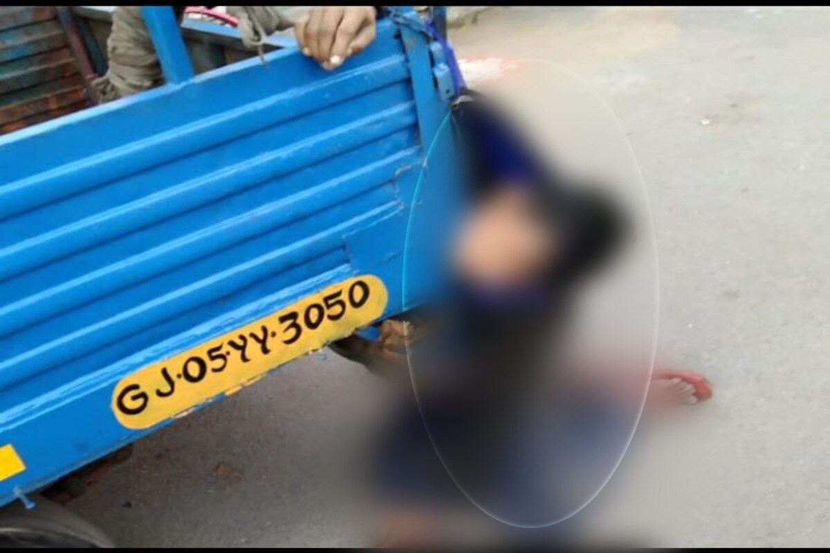 શંકર સંચાખાતાનો કારીગર હતો. ચાર ભાઈઓમાં નાનો ભાઈ હતો. પોલીસે જણાવ્યું હતું કે, શંકરના મોતને લઈ પોલીસ પણ મૂંઝવણમાં છે. અજ્ઞાત વ્યક્તિએ જાણ કર્યા બાદ પોલીસ ઘટના સ્થળે ગઈ હતી. પોલીસ ઘટના સ્થળે પહોચતા શંકર નામનો ઇસમ ફાંસો ખાધેલી હાલતમાં મળી આવ્યો હતો. ઠંડીનું જેકેટ ટેમ્પાના પાછળની હુકમાં ભેરવાઈ જતા ફાંસો લાગી ગયો હોવાનું હાલ અનુમાન લગાવાઈ રહ્યુંછે. જોકે પોસ્ટમોર્ટમ રિપોર્ટ બાદ મૃત્યુનું સાચું કારણ જાણી શકાશે.ઉલ્લેખનીય છે કે શહેરમાં ઘણા દિવસોથી આપઘાતની ઘટનાઓ વધી રહી છે. શંકર સંચાખાતાનો કારીગર હતો. ચાર ભાઈઓમાં નાનો ભાઈ હતો. પોલીસે જણાવ્યું હતું કે, શંકરના મોતને લઈ પોલીસ પણ મૂંઝવણમાં છે. અજ્ઞાત વ્યક્તિએ જાણ કર્યા બાદ પોલીસ ઘટના સ્થળે ગઈ હતી. પોલીસ ઘટના સ્થળે પહોચતા શંકર નામનો ઇસમ ફાંસો ખાધેલી હાલતમાં મળી આવ્યો હતો. ઠંડીનું જેકેટ ટેમ્પાના પાછળની હુકમાં ભેરવાઈ જતા ફાંસો લાગી ગયો હોવાનું હાલ અનુમાન લગાવાઈ રહ્યુંછે. જોકે પોસ્ટમોર્ટમ રિપોર્ટ બાદ મૃત્યુનું સાચું કારણ જાણી શકાશે.ઉલ્લેખનીય છે કે શહેરમાં ઘણા દિવસોથી આપઘાતની ઘટનાઓ વધી રહી છે.