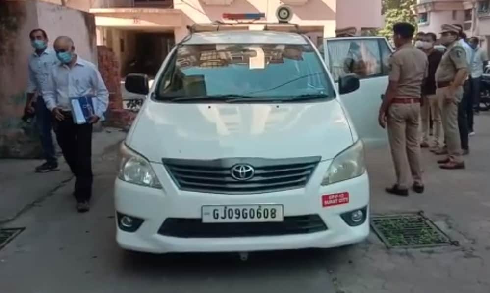હાલ તેમની પાસે પટેલ નગર પોલીસ ચોકીનો પણ અમિતા જોશીના પતિ વૈભવ પણ હાલ પોલીસ બેડામાં ફરજ બજાવી રહ્યા છે. તેમના પતિ સચિન પોલીસમાં એમટી ડ્રાઈવર તરીકેની ફરજ બજાવી રહ્યાં છે. અમિતાના જોશીના પતિ અગાઉ ભાવનગરમાં ફરજ બજાવતા હતાં. હાલ તેમની પાસે પટેલ નગર પોલીસ ચોકીનો પણ અમિતા જોશીના પતિ વૈભવ પણ હાલ પોલીસ બેડામાં ફરજ બજાવી રહ્યા છે. તેમના પતિ સચિન પોલીસમાં એમટી ડ્રાઈવર તરીકેની ફરજ બજાવી રહ્યાં છે. અમિતાના જોશીના પતિ અગાઉ ભાવનગરમાં ફરજ બજાવતા હતાં.