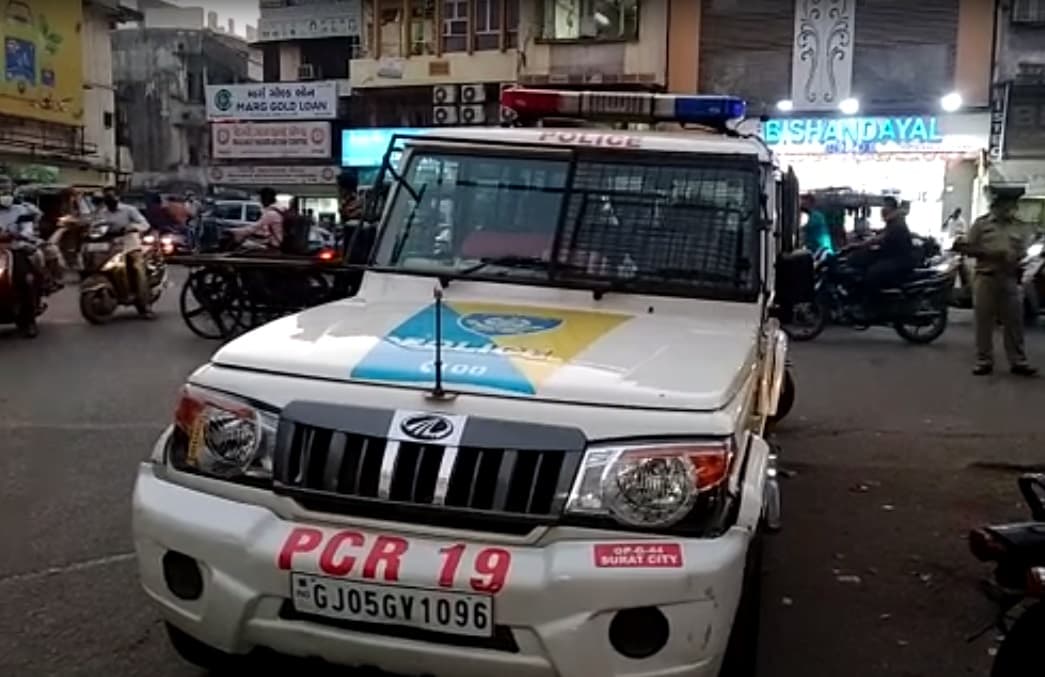 એ સમયે અઝીમ અને નાસીર સાથે મળીને સુધીરને માર માર્યો હતો. સરાજાહેર મારામારી થતાં સુધીર રસ્તા વચ્ચે પડી ગયો હતો. જેથી તેનું ઘટના સ્થળે જ મોત નીપજ્યું હતું બનાવની જાણ મહિધરપુરા પોલીસને થતા પોલીસ કાફલો ઘટના સ્થળે દોડી આવ્યો હતો અને તપાસ શરૂ કરી હતી આ ઘટનામાં પોલીસે ગણતરીના કલાકોમાં અઝીમ અને નાસિરની ધરપકડ કરી હતી. એ સમયે અઝીમ અને નાસીર સાથે મળીને સુધીરને માર માર્યો હતો. સરાજાહેર મારામારી થતાં સુધીર રસ્તા વચ્ચે પડી ગયો હતો. જેથી તેનું ઘટના સ્થળે જ મોત નીપજ્યું હતું બનાવની જાણ મહિધરપુરા પોલીસને થતા પોલીસ કાફલો ઘટના સ્થળે દોડી આવ્યો હતો અને તપાસ શરૂ કરી હતી આ ઘટનામાં પોલીસે ગણતરીના કલાકોમાં અઝીમ અને નાસિરની ધરપકડ કરી હતી.