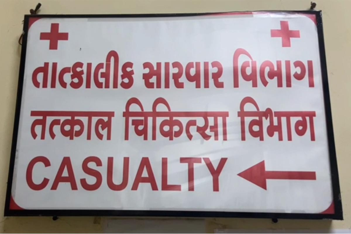 મારામારીની આ સમગ્ર ઘટના દુકાન પર લગાવવામાં આવેલા સીસીટીવી કેમેરામાં કેદ થઈ ગઈ હતી. સીસીટીવી કેમેરામાં જોવા મળે છે કે મારામારી થઈ રહી છે, પડોશીઓ બેકરી સંચાલક અને તેના ભત્રીજાને બેફામ માર મારી રહ્યા છે. મારામારીની આ સમગ્ર ઘટના દુકાન પર લગાવવામાં આવેલા સીસીટીવી કેમેરામાં કેદ થઈ ગઈ હતી. સીસીટીવી કેમેરામાં જોવા મળે છે કે મારામારી થઈ રહી છે, પડોશીઓ બેકરી સંચાલક અને તેના ભત્રીજાને બેફામ માર મારી રહ્યા છે.