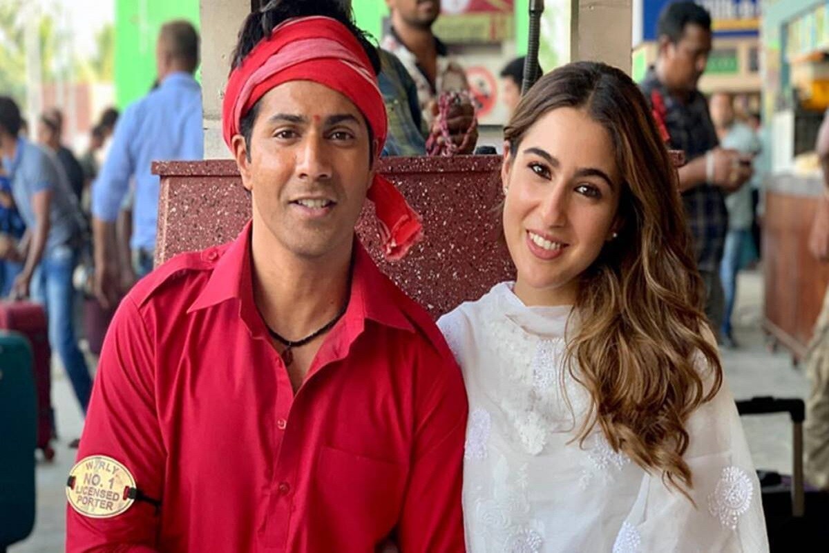 વરૂણ ધવન (Varun Dhawan) અને સારા અલી ખાન(Sara Ali Khan)ની ફિલ્મ કુલી નંબર 1 હજુ રીલિઝ નથી થઈ. પરંતુ તેના પહેલા તેના અંડર વોટર કિસિંગ રીન દર્શને વચ્ચે વાયરલ થઈ ગયા છે. વરૂણ ધવન (Varun Dhawan) અને સારા અલી ખાન(Sara Ali Khan)ની ફિલ્મ કુલી નંબર 1 હજુ રીલિઝ નથી થઈ. પરંતુ તેના પહેલા તેના અંડર વોટર કિસિંગ રીન દર્શને વચ્ચે વાયરલ થઈ ગયા છે.