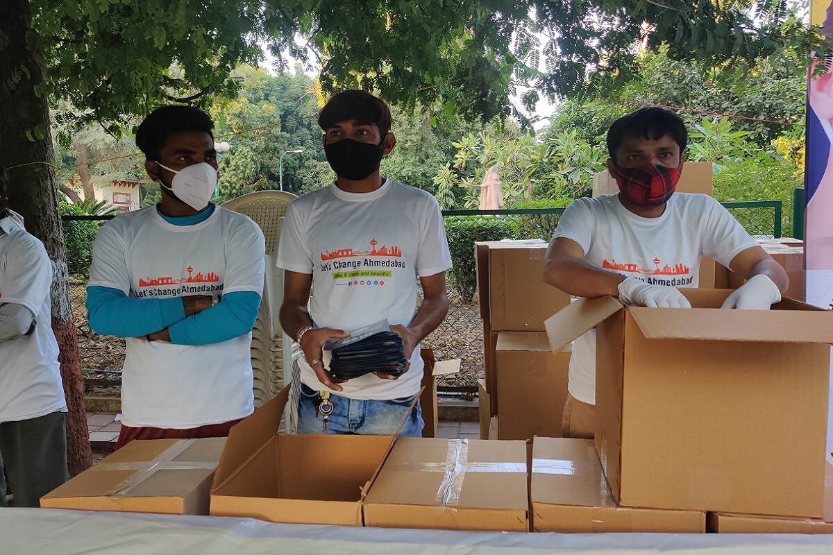શહેરના લોકો માસ્ક પહેરે અને કોરોનાથી બચી શકે તે માટે, સમાજના લોકોને 11 હજાર N95 માસ્ક આપી સેવા કરવાનો આ બિઝનેસમેનેે નિર્ધાર કર્યો છે. શહેરના લોકો માસ્ક પહેરે અને કોરોનાથી બચી શકે તે માટે, સમાજના લોકોને 11 હજાર N95 માસ્ક આપી સેવા કરવાનો આ બિઝનેસમેનેે નિર્ધાર કર્યો છે.