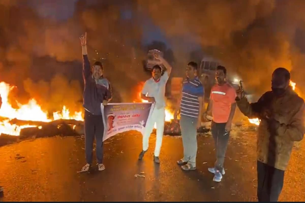 આઠમી ડિસેમ્બર એટલે આજે, ભારત બંધના (Bharat bandh) એલાનને ગુજરાત કોંગ્રેસે (Gujarat Congress) સમર્થન આપ્યુ છે. ત્યારે રાજ્યમાં વહેલી સવારથી કૉંગ્રેસ વિરોધ પ્રદર્શનમાં (Protest) લાગી છે. અમદાવાદ જીલ્લા કૉંગ્રેસે સાણંદ કંડલા હાઇવે પર વહેલી સવારે જાહેર રસ્તાઓ પર ટાયર સળગાવીને ચક્કાજામ કર્યો હતો. જેના કારણે વાહન ચાલકોને મુશ્કેલીનો સામનો કરવો પડ્યો હતો. આ સાથે વાહનોની એક કિલોમીટર લાંબી કતારો સર્જાઇ હતી. જોકે, આ વિરોધમાં કૉંગ્રેસના કાર્યકર્તાઓએ એમ્બ્યુલન્સને જવાનો માર્ગ કરી આપ્યો હતો. આ વિરોધ પ્રદર્શનમાં સાણંદ પોલીસે 10થી વધુ કાર્યકર્તાઓની અટકાયત કરી છે. (ઇનપુટ અને તસવીરો : પ્રણવ પટેલ) આઠમી ડિસેમ્બર એટલે આજે, ભારત બંધના (Bharat bandh) એલાનને ગુજરાત કોંગ્રેસે (Gujarat Congress) સમર્થન આપ્યુ છે. ત્યારે રાજ્યમાં વહેલી સવારથી કૉંગ્રેસ વિરોધ પ્રદર્શનમાં (Protest) લાગી છે. અમદાવાદ જીલ્લા કૉંગ્રેસે સાણંદ કંડલા હાઇવે પર વહેલી સવારે જાહેર રસ્તાઓ પર ટાયર સળગાવીને ચક્કાજામ કર્યો હતો. જેના કારણે વાહન ચાલકોને મુશ્કેલીનો સામનો કરવો પડ્યો હતો. આ સાથે વાહનોની એક કિલોમીટર લાંબી કતારો સર્જાઇ હતી. જોકે, આ વિરોધમાં કૉંગ્રેસના કાર્યકર્તાઓએ એમ્બ્યુલન્સને જવાનો માર્ગ કરી આપ્યો હતો. આ વિરોધ પ્રદર્શનમાં સાણંદ પોલીસે 10થી વધુ કાર્યકર્તાઓની અટકાયત કરી છે. (ઇનપુટ અને તસવીરો : પ્રણવ પટેલ)