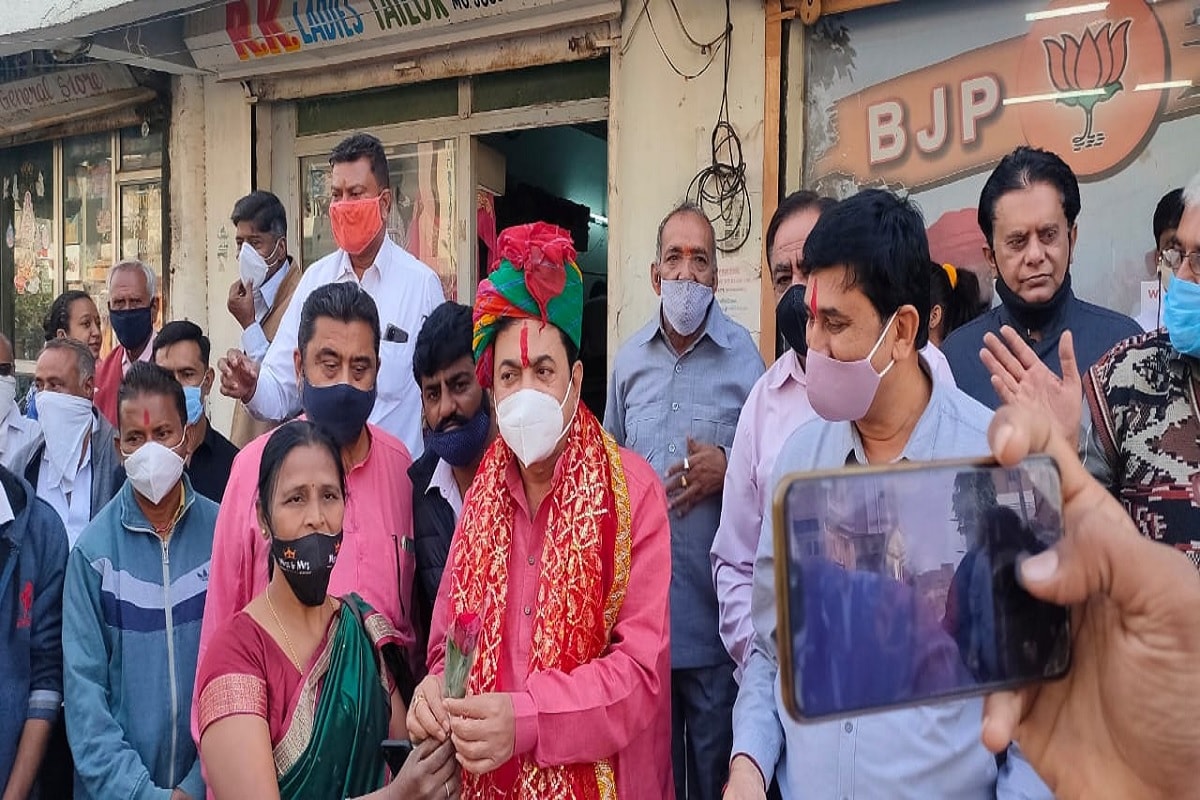 મયુર માકડિયા, અમદાવાદ : કાયદાનો અમલ કરાવવાળા જ કાયદાનો ભંગ કરતા નજરે પડે તો તેની અસર આમ જનતા પર પડ્યા વગર રહેતી નથી. ભાજપના નરોડા વિધાનસભાના ધારાસભ્ય બલરામ થાવાની કોઈને કોઈ પ્રકારે ચર્ચામાં જ રહ્યા છે. આજે બલરામ થાવાનીએ ધારાસભ્ય થયાના ત્રણ વર્ષ પૂરા કર્યા હોવાની ખુશીમાં તેમની ઑફિસે જ કાર્યકરોનો જમાવડો ભેગો કર્યો હતો. મયુર માકડિયા, અમદાવાદ : કાયદાનો અમલ કરાવવાળા જ કાયદાનો ભંગ કરતા નજરે પડે તો તેની અસર આમ જનતા પર પડ્યા વગર રહેતી નથી. ભાજપના નરોડા વિધાનસભાના ધારાસભ્ય બલરામ થાવાની કોઈને કોઈ પ્રકારે ચર્ચામાં જ રહ્યા છે. આજે બલરામ થાવાનીએ ધારાસભ્ય થયાના ત્રણ વર્ષ પૂરા કર્યા હોવાની ખુશીમાં તેમની ઑફિસે જ કાર્યકરોનો જમાવડો ભેગો કર્યો હતો.